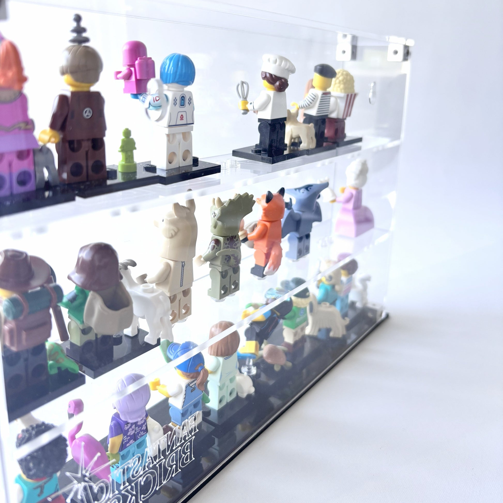 Krystalklar akryl-kasse til 24 LEGO® Minifigurer™ – støvfri opbevaring og elegant udstilling til samlere, med mulighed for vægmontering eller hyldeplacering.