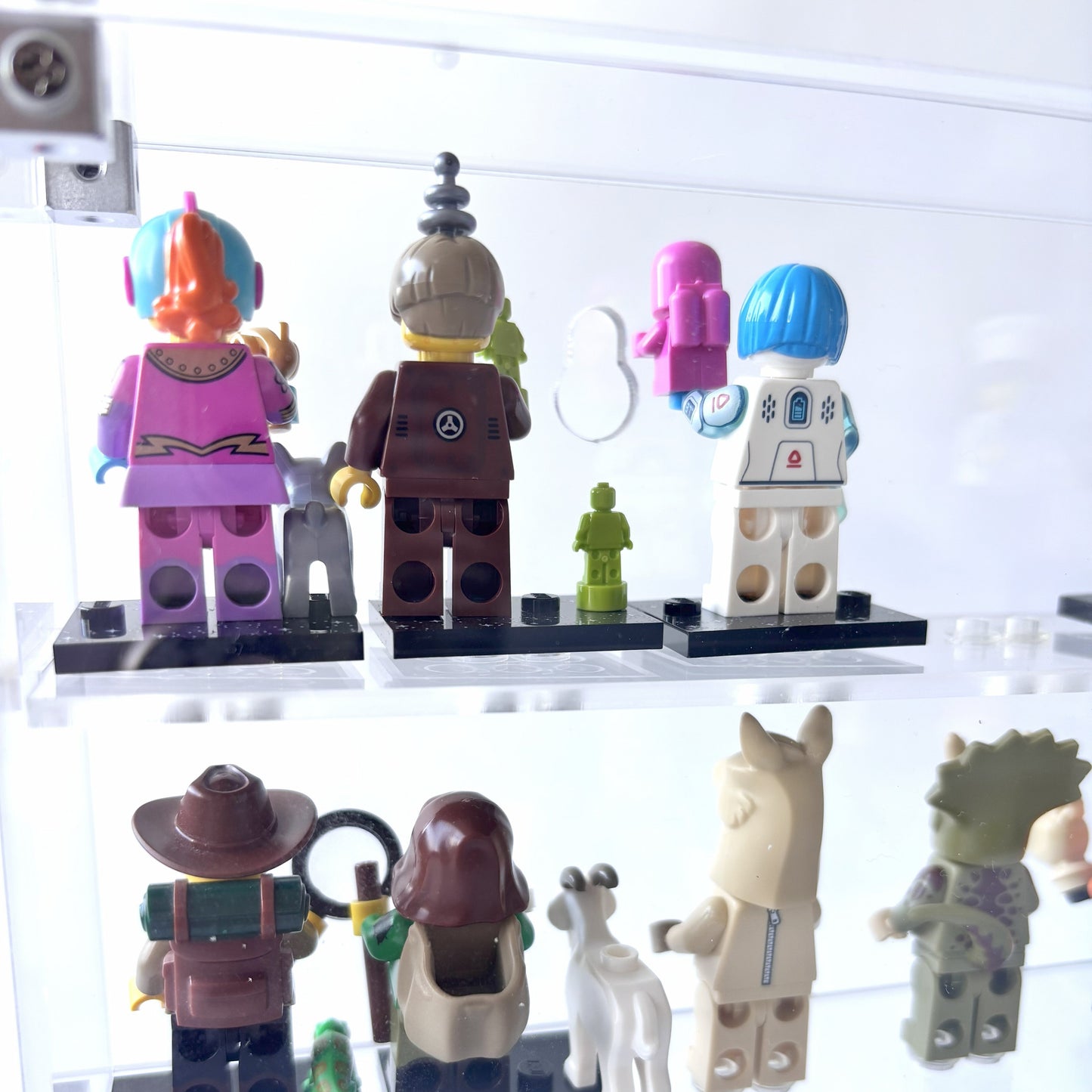 Krystalklar akryl-kasse til 24 LEGO® Minifigurer™ – støvfri opbevaring og elegant udstilling til samlere, med mulighed for vægmontering eller hyldeplacering.