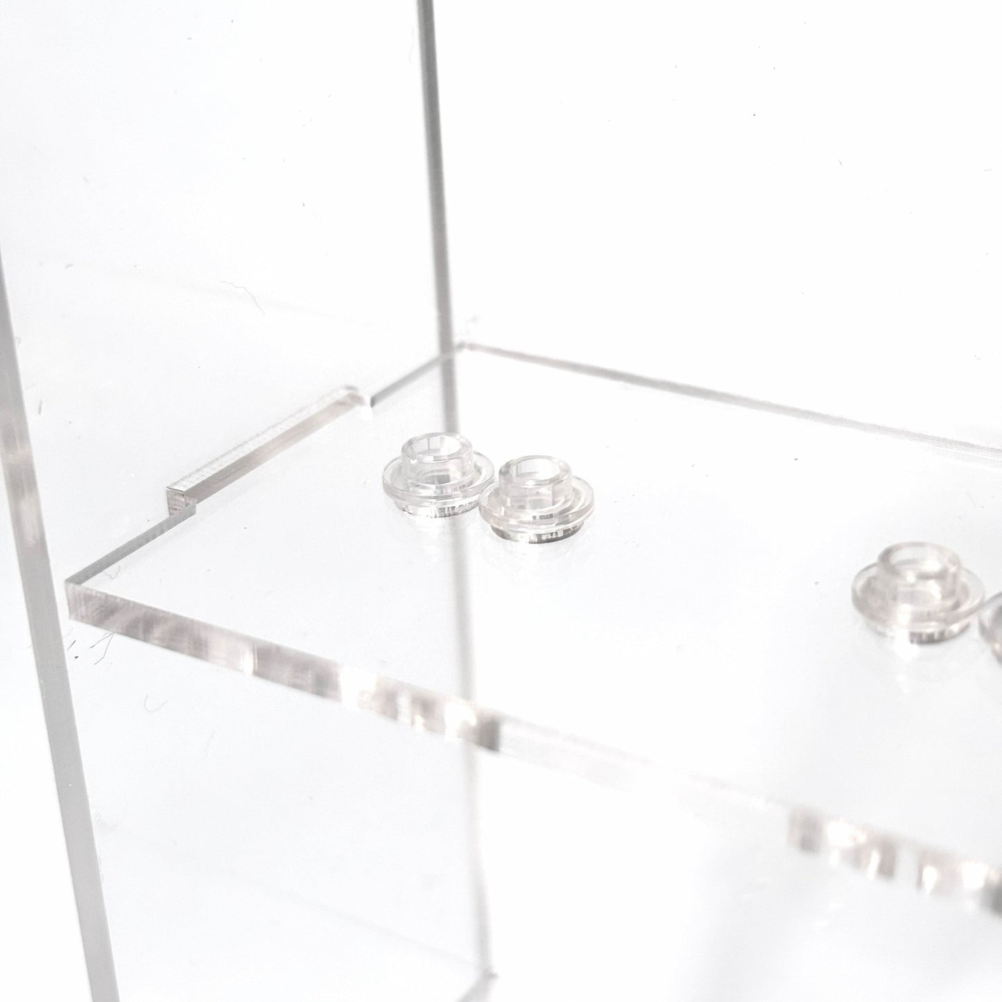 Krystalklar akryl-kasse til LEGO® Minifigurer™ – støvfri opbevaring og elegant udstilling til samlere, med mulighed for vægmontering eller hyldeplacering.