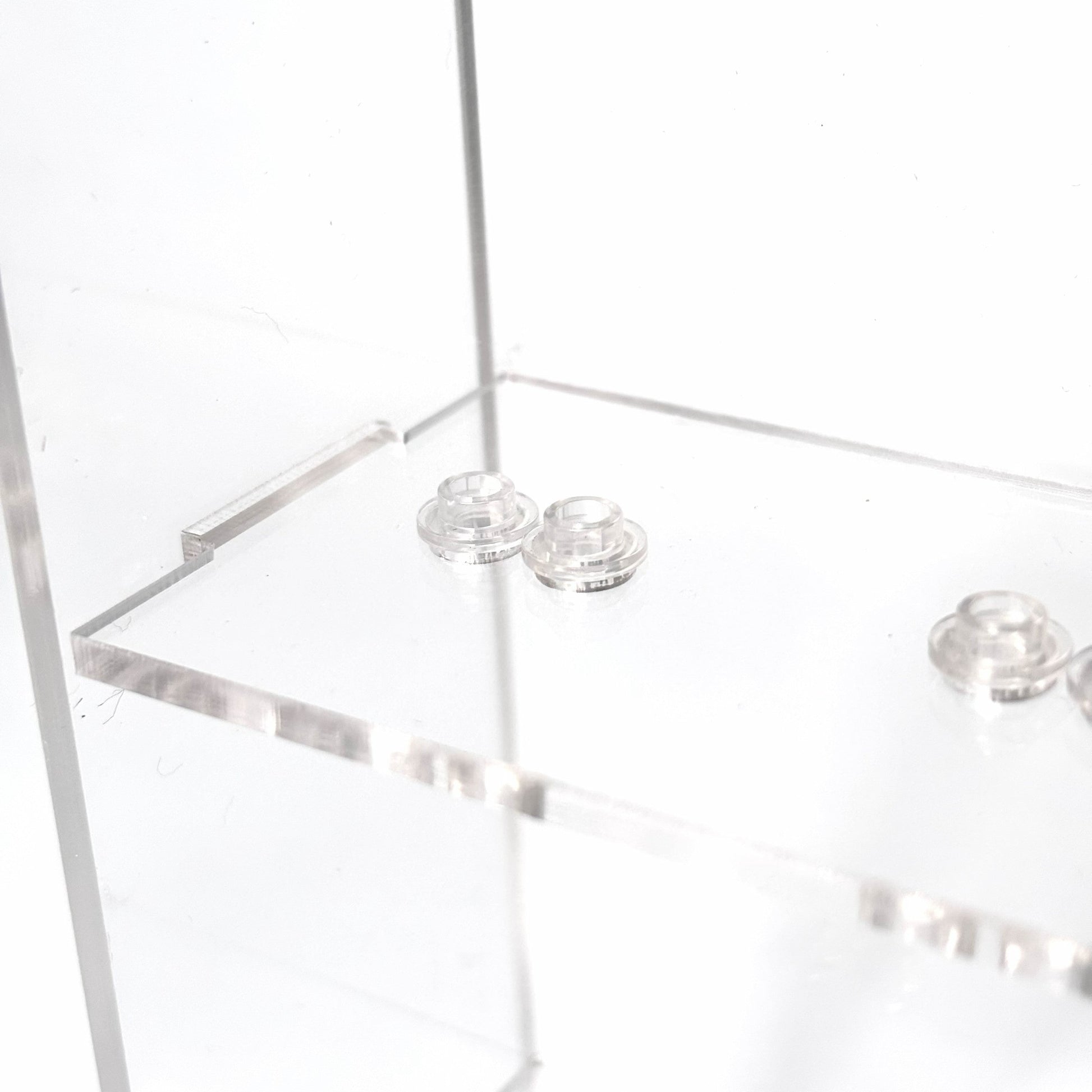 Krystalklar akryl-kasse til LEGO® Minifigurer™ – støvfri opbevaring og elegant udstilling til samlere, med mulighed for vægmontering eller hyldeplacering.