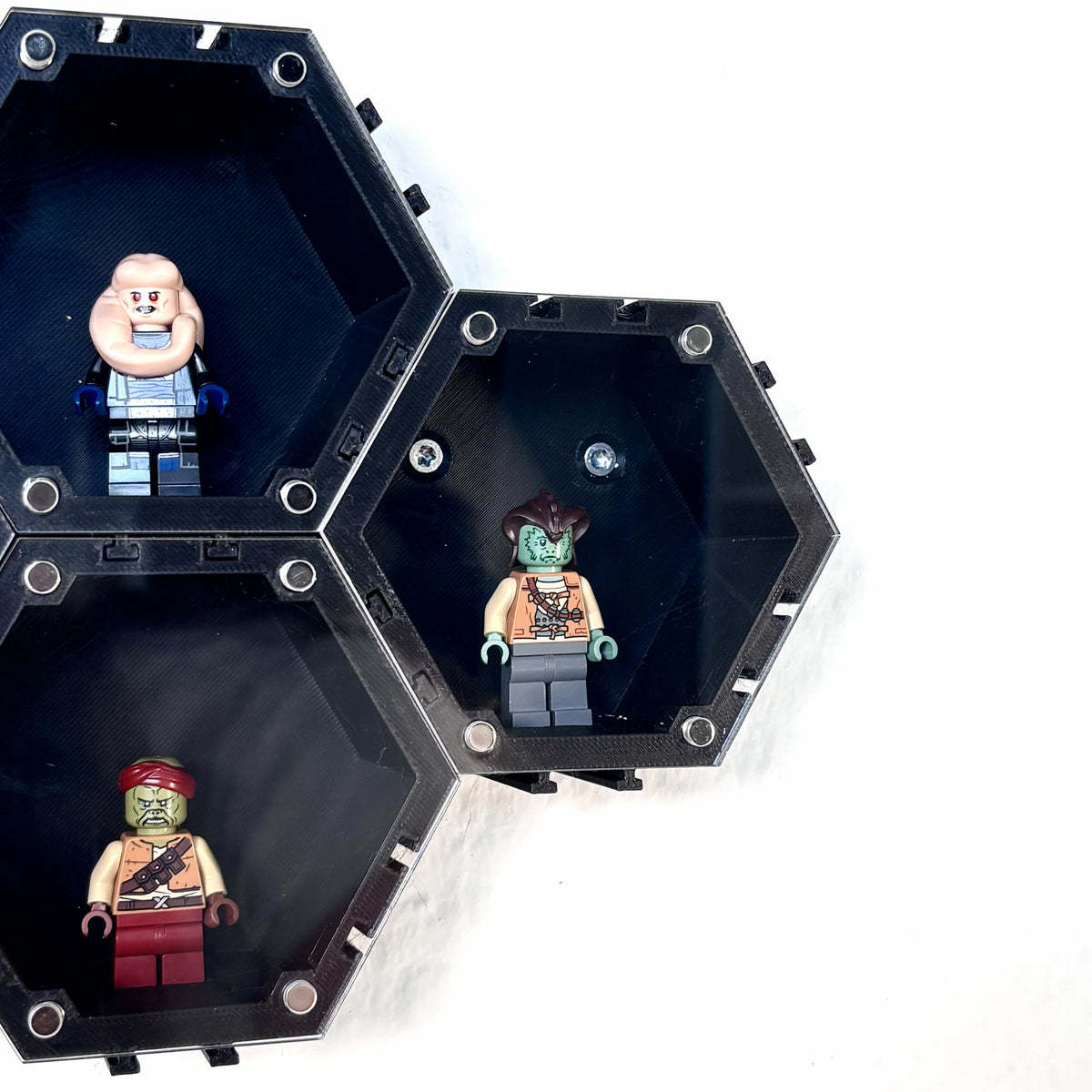 Hexagon vægophæng til LEGO® minifigurer med magnetisk akrylfront og modulært design