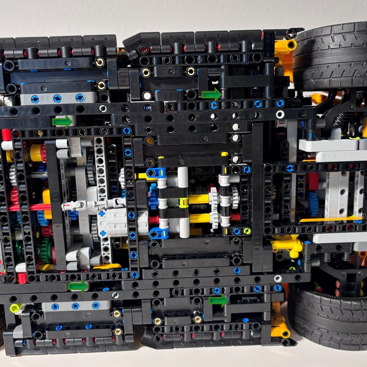 Horisontal væg-holder til LEGO® 42172 McLaren P1 monteret på væg i 30 graders udstilling