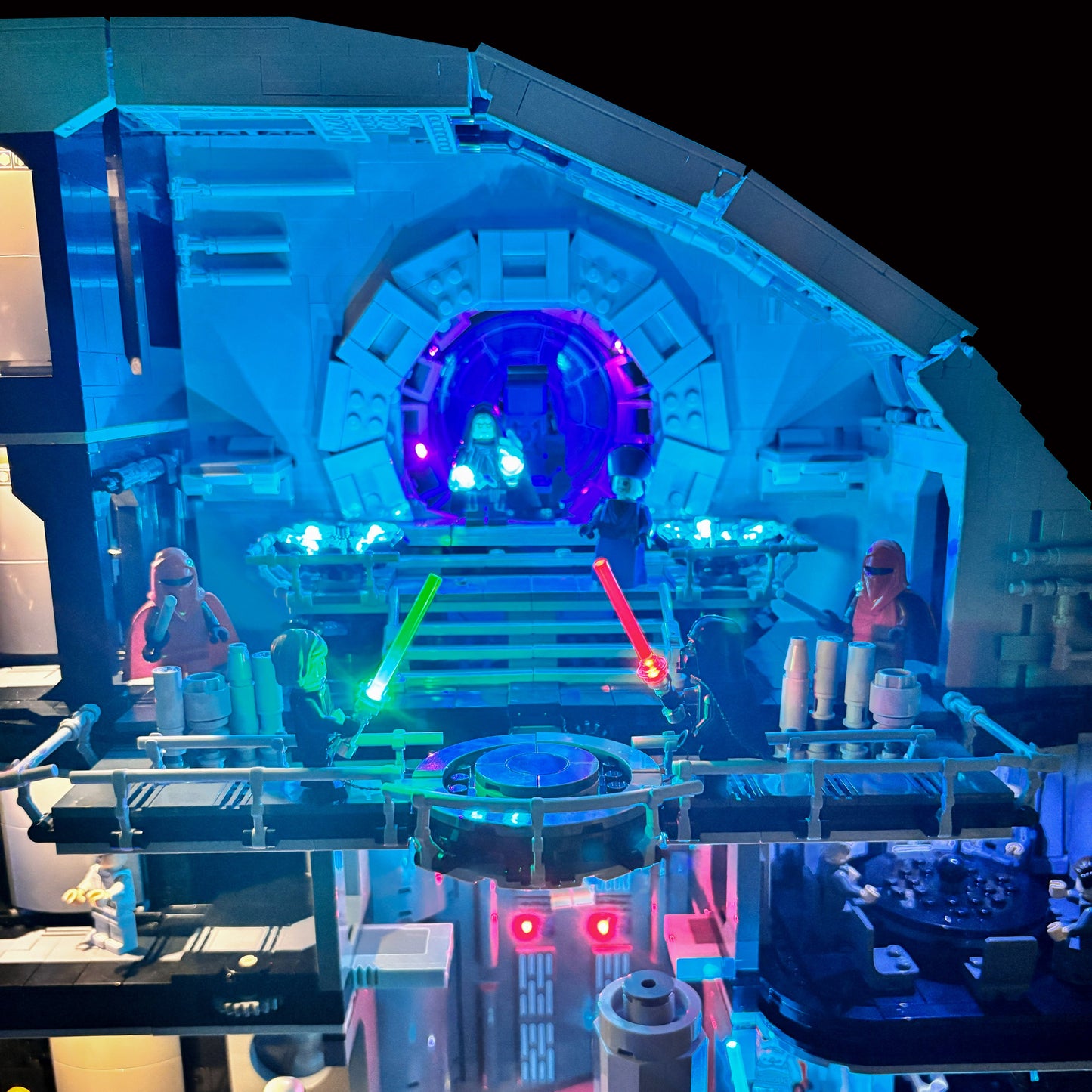 Lyskit til LEGOŽ 75419 Death Star⢠med LED-belysning, der fremhÌver dette ikoniske byg