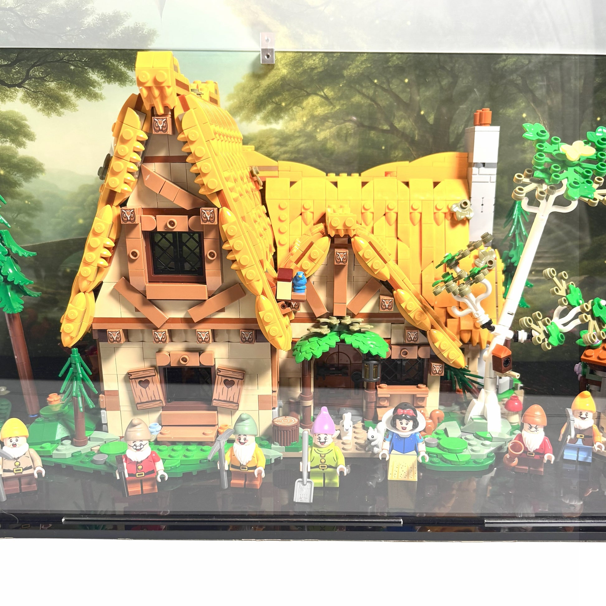 Akryl kasse til LEGO® Disney® Snehvide og de syv små dværges hytte (43242) – støvfri beskyttelse og elegant udstilling af det ikoniske eventyr