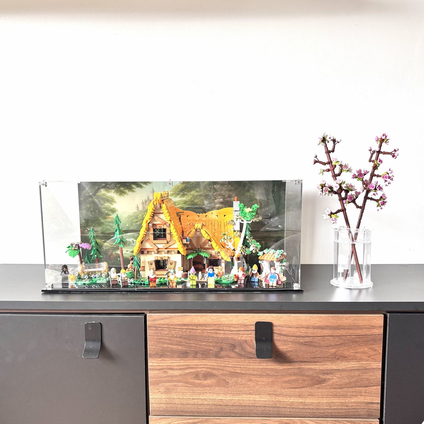 Akryl kasse til LEGO® Disney® Snehvide og de syv små dværges hytte (43242) – støvfri beskyttelse og elegant udstilling af det ikoniske eventyr