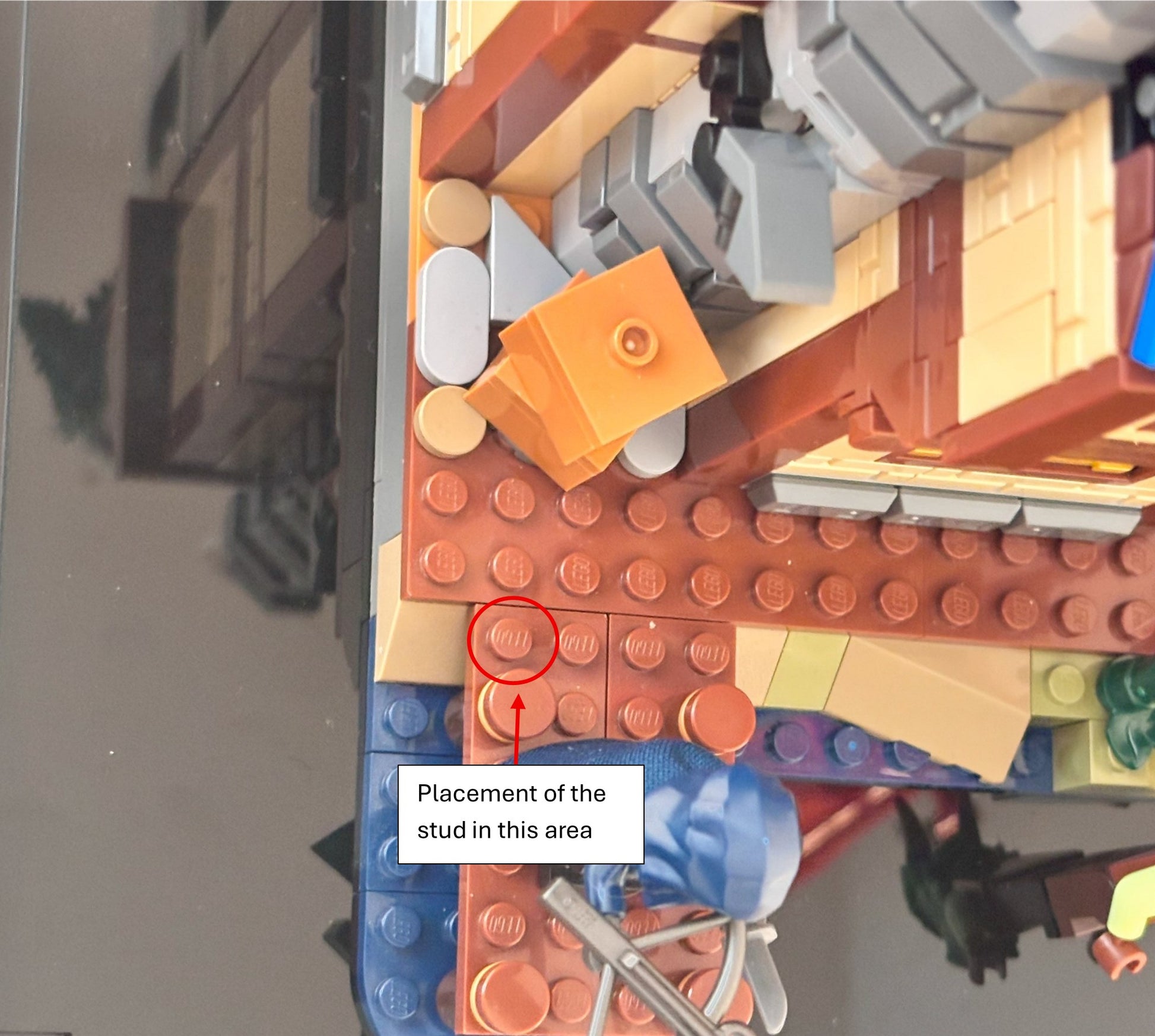 Akryl kasse til LEGO® Dungeons & Dragons™: Den Røde Drages Fortælling – støvfri beskyttelse og elegant udstilling af helte, våben og den mægtige røde drage.