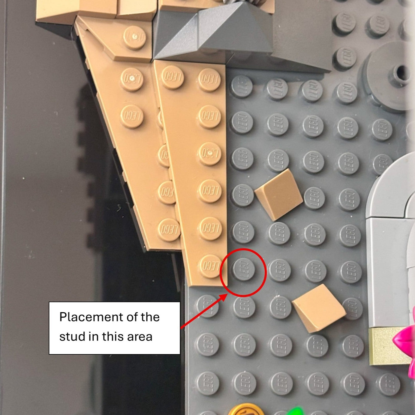 Akryl kasse til LEGO® Dungeons & Dragons™: Den Røde Drages Fortælling – støvfri beskyttelse og elegant udstilling af helte, våben og den mægtige røde drage.