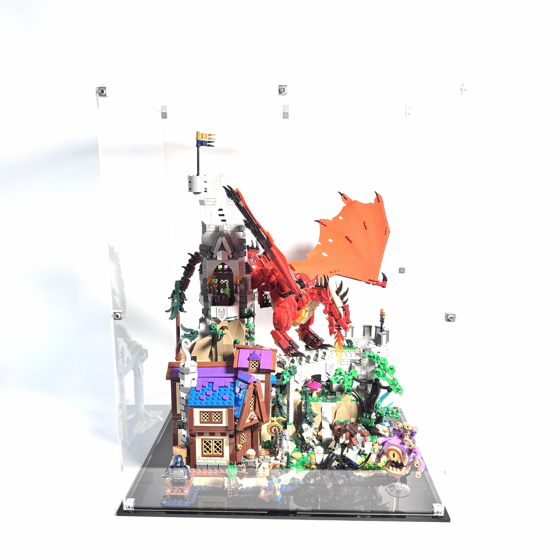 Akryl kasse til LEGO® Dungeons & Dragons™: Den Røde Drages Fortælling – støvfri beskyttelse og elegant udstilling af helte, våben og den mægtige røde drage.