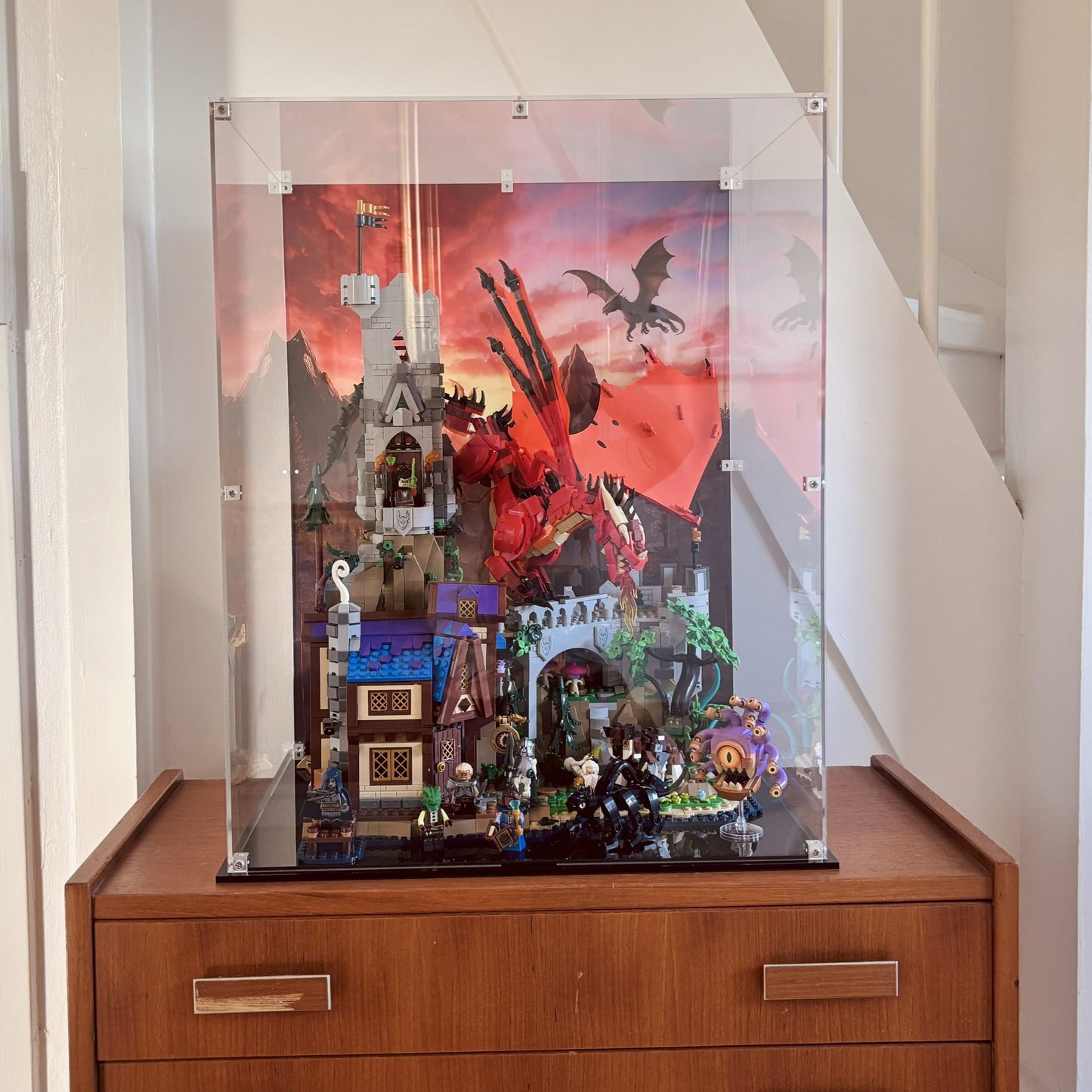 Akryl kasse til LEGO® Dungeons & Dragons™: Den Røde Drages Fortælling – støvfri beskyttelse og elegant udstilling af helte, våben og den mægtige røde drage.
