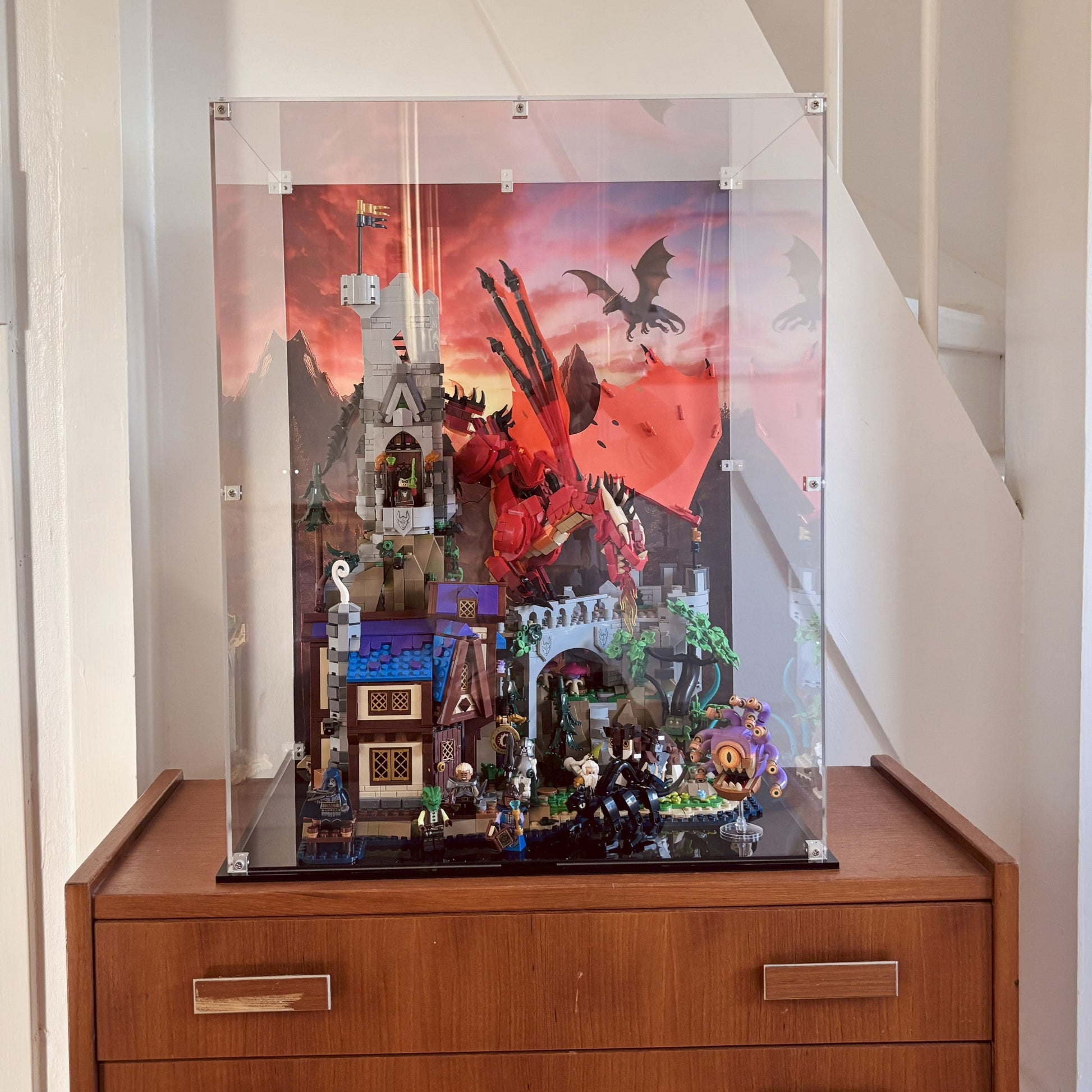 Akryl kasse til LEGO® Dungeons & Dragons™: Den Røde Drages Fortælling – støvfri beskyttelse og elegant udstilling af helte, våben og den mægtige røde drage.
