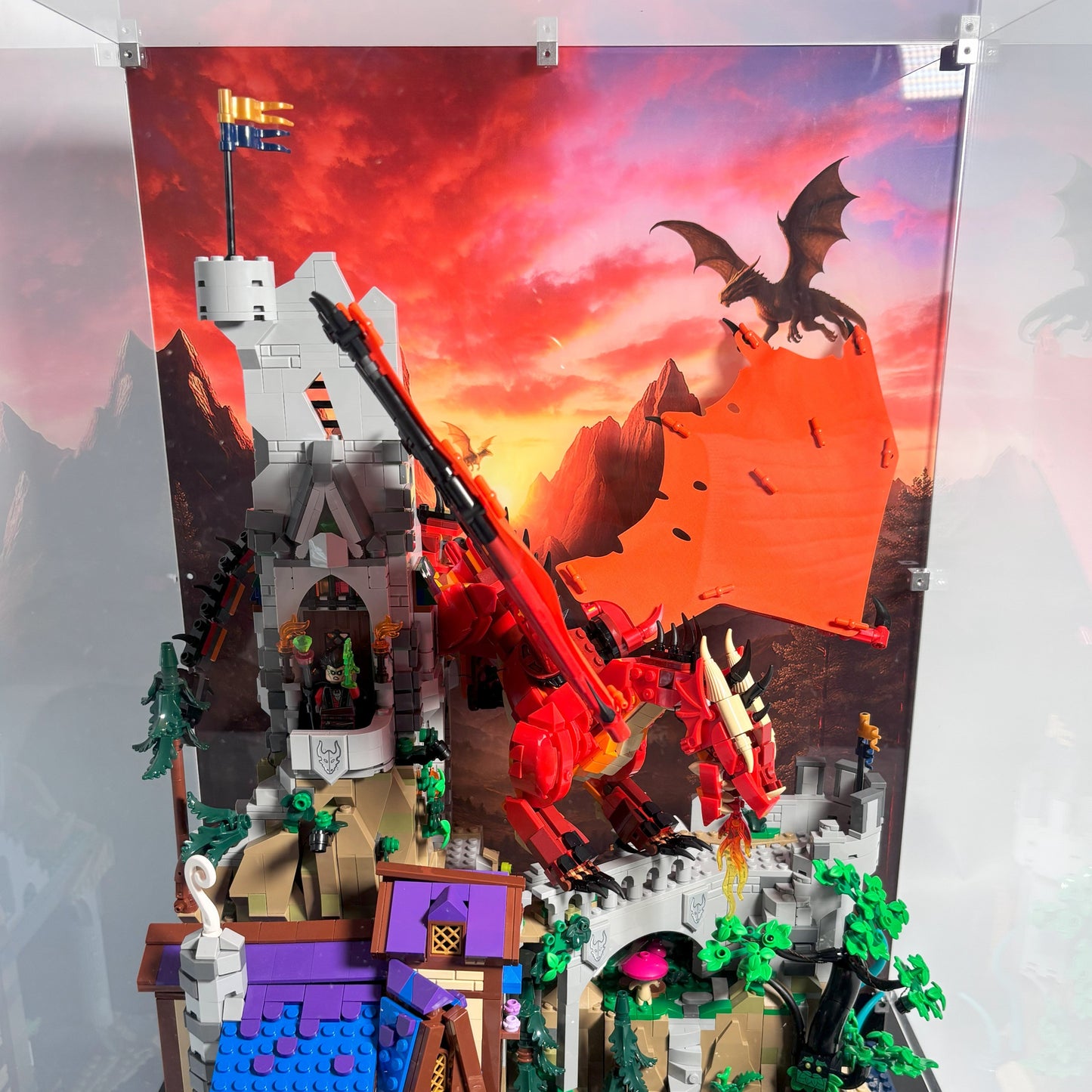 Akryl kasse til LEGO® Dungeons & Dragons™: Den Røde Drages Fortælling – støvfri beskyttelse og elegant udstilling af helte, våben og den mægtige røde drage.