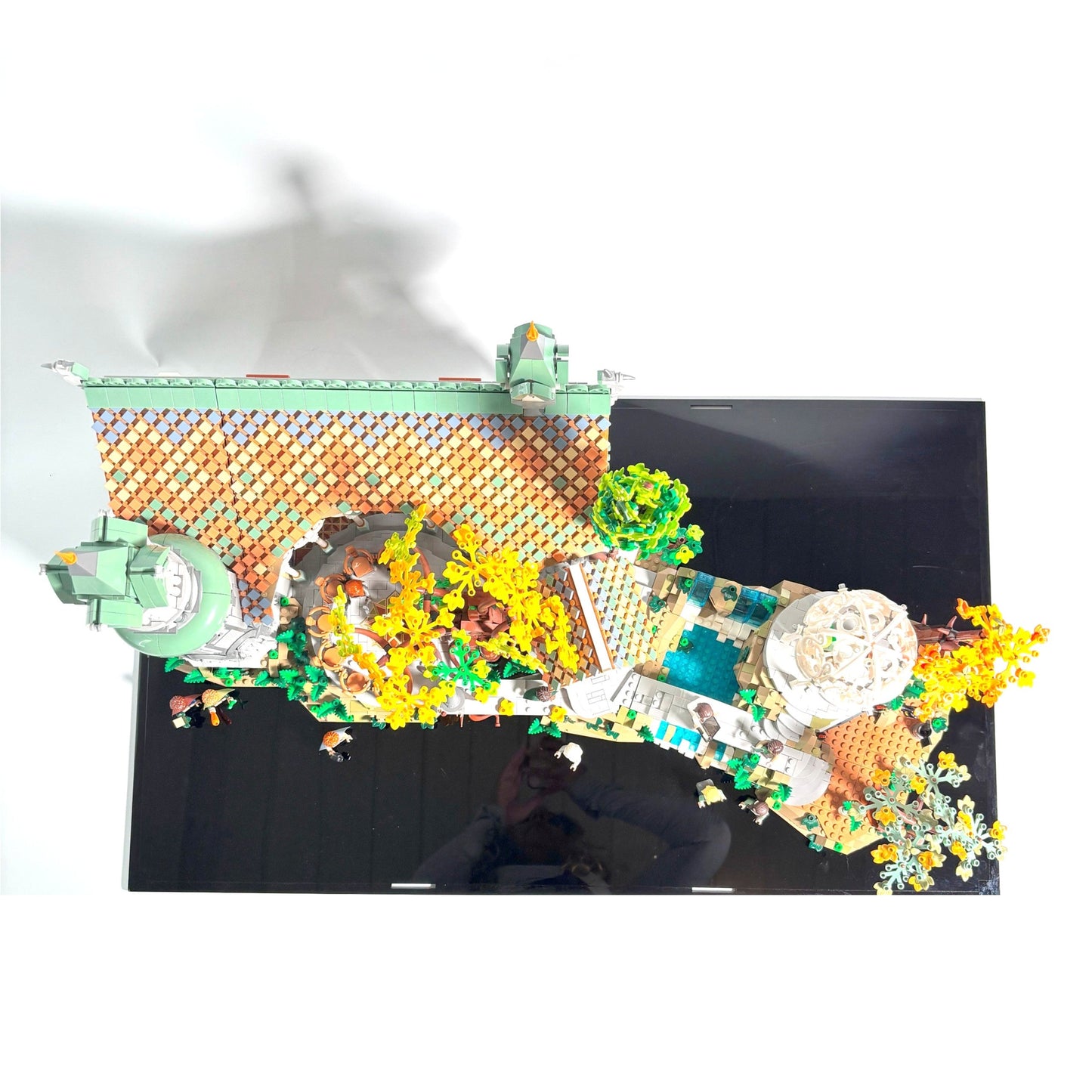 Akrylkasse til LEGO® Ringenes Herre™ Kløvedal™ (10316) – støvfri beskyttelse og elegant udstilling af elvernes ikoniske tilflugtssted.