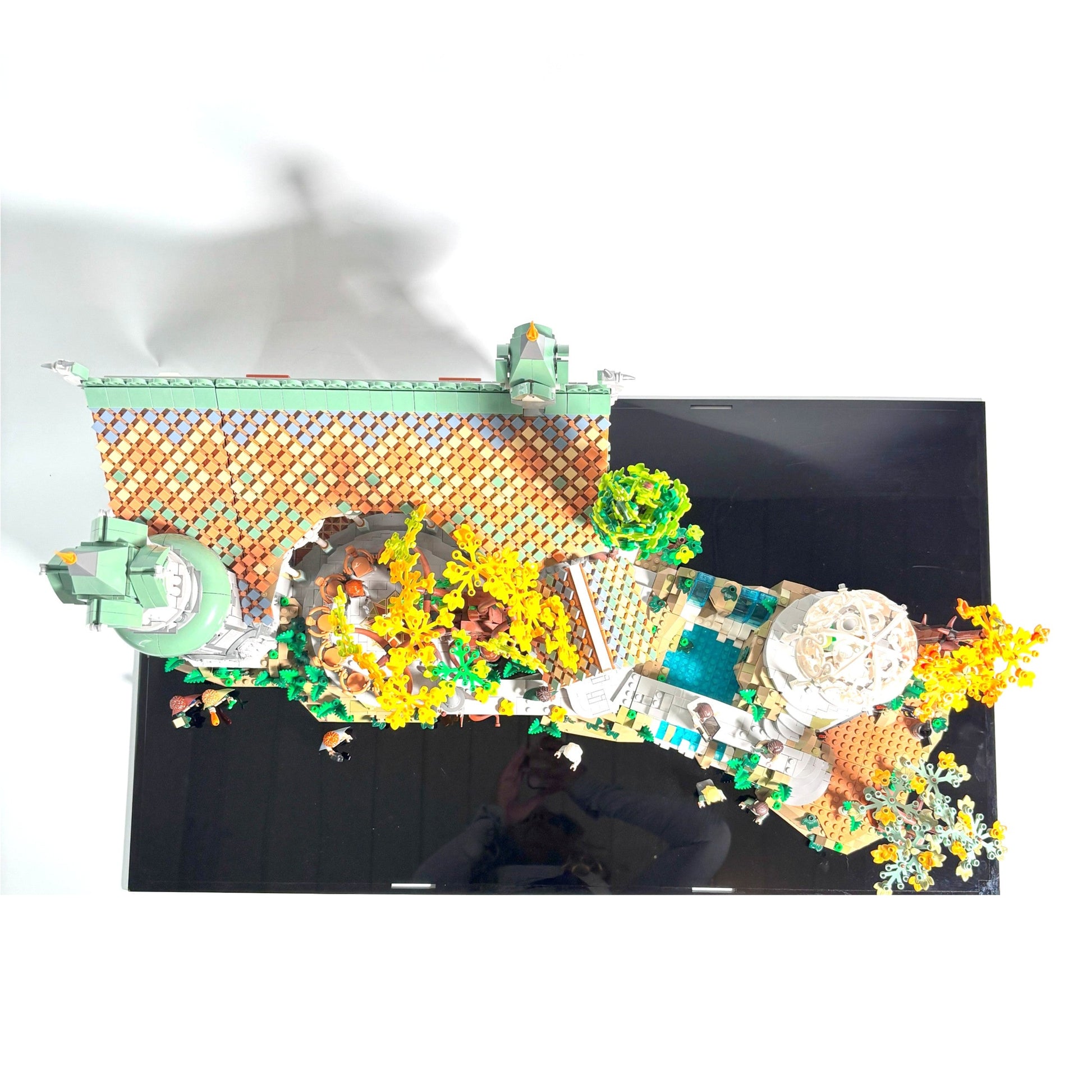 Akrylkasse til LEGO® Ringenes Herre™ Kløvedal™ (10316) – støvfri beskyttelse og elegant udstilling af elvernes ikoniske tilflugtssted.