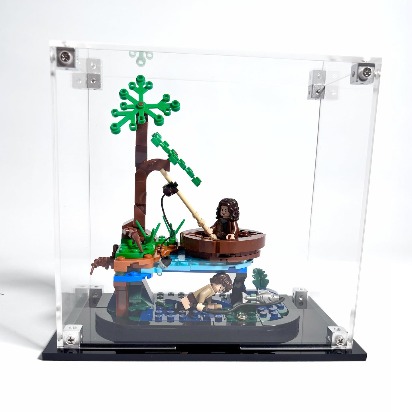 Akrylkasse til LEGO® Ringenes Herre™ Sméagol™ og Déagol™ (40693) – støvfri beskyttelse og elegant udstilling af det ikoniske øjeblik ved floden.