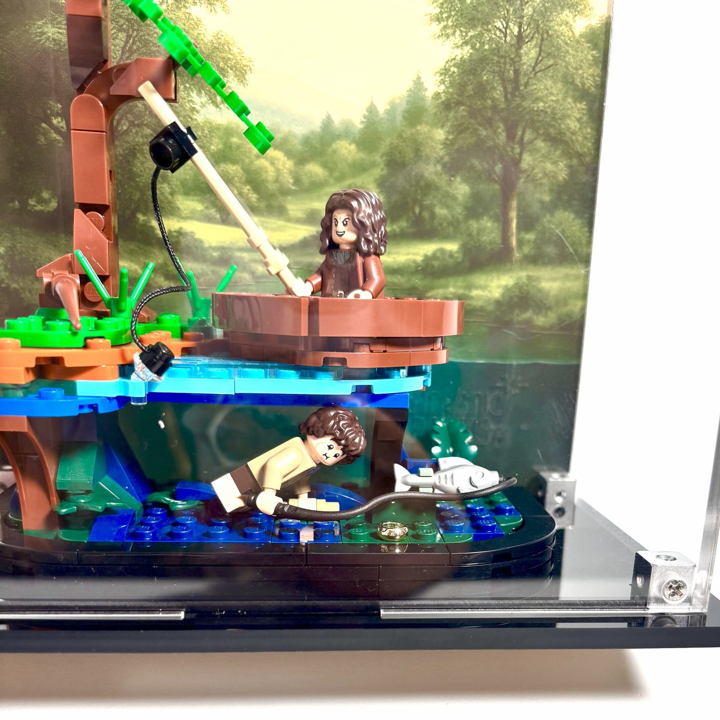 Akrylkasse til LEGO® Ringenes Herre™ Sméagol™ og Déagol™ (40693) – støvfri beskyttelse og elegant udstilling af det ikoniske øjeblik ved floden.