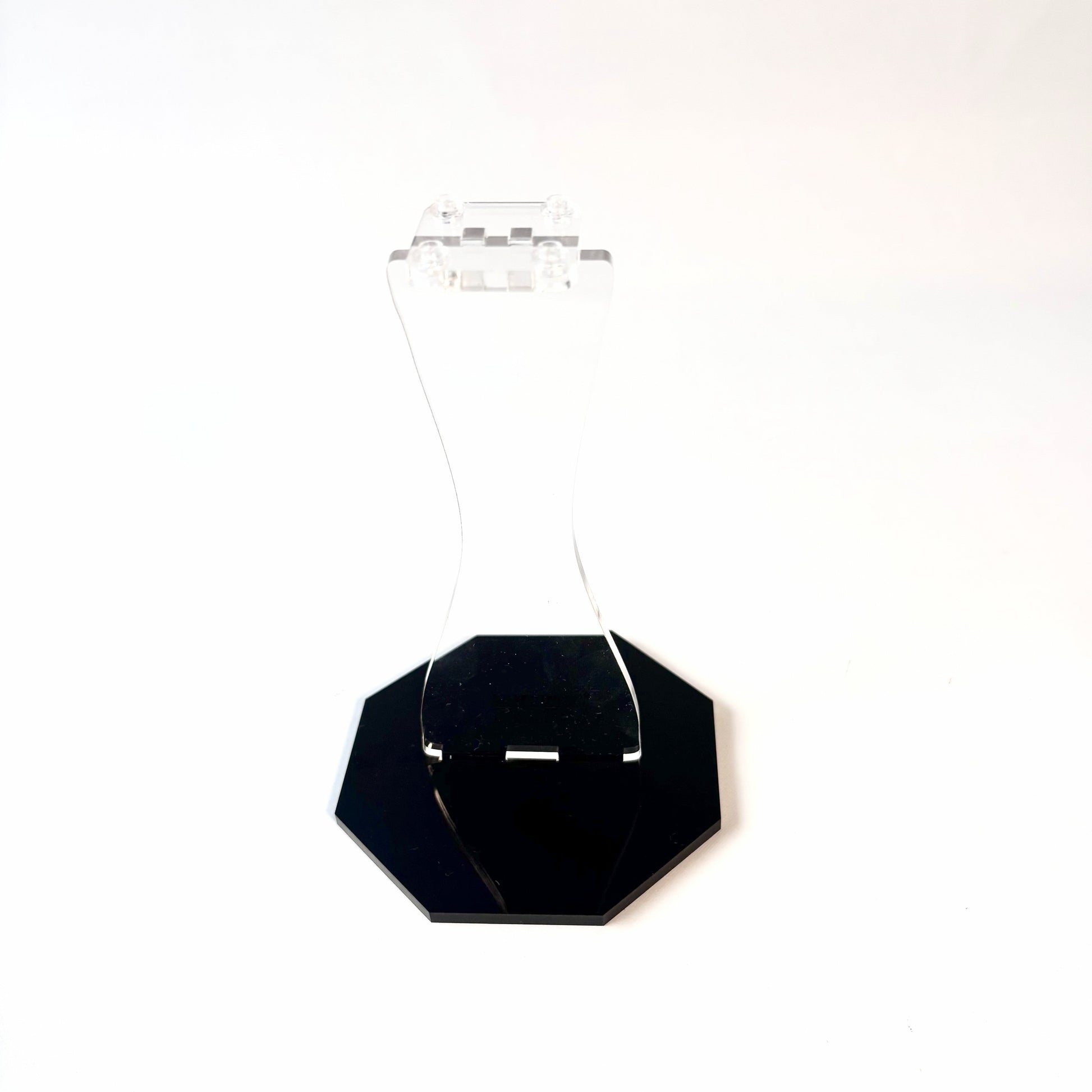 Displaystand til LEGO® biler, fly og rumskibe – vælg mellem lige eller skrå (25°) top samt plader på 67x67 mm og 35x35 mm.