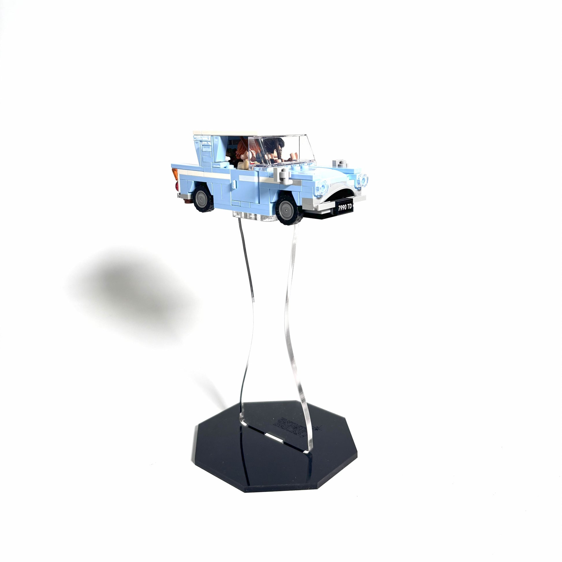 Displaystand til LEGO® biler, fly og rumskibe – vælg mellem lige eller skrå (25°) top samt plader på 67x67 mm og 35x35 mm.