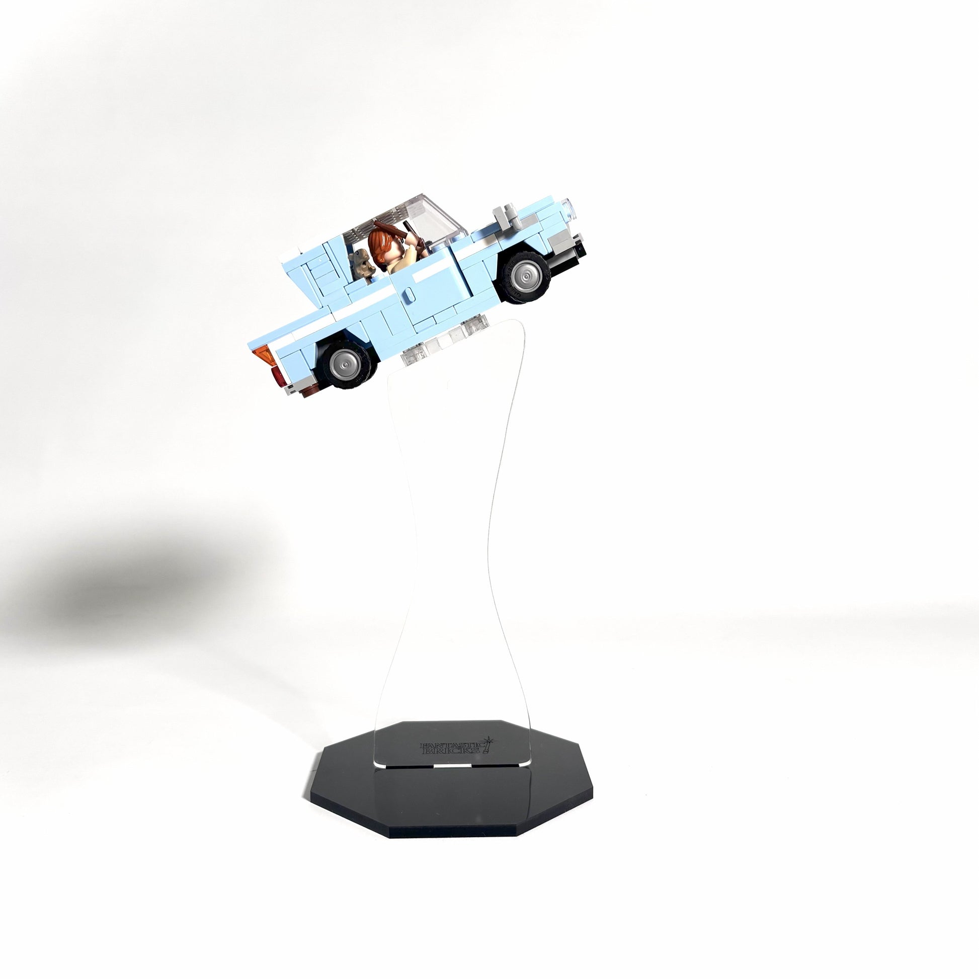 Displaystand til LEGO® biler, fly og rumskibe – vælg mellem lige eller skrå (25°) top samt plader på 67x67 mm og 35x35 mm.
