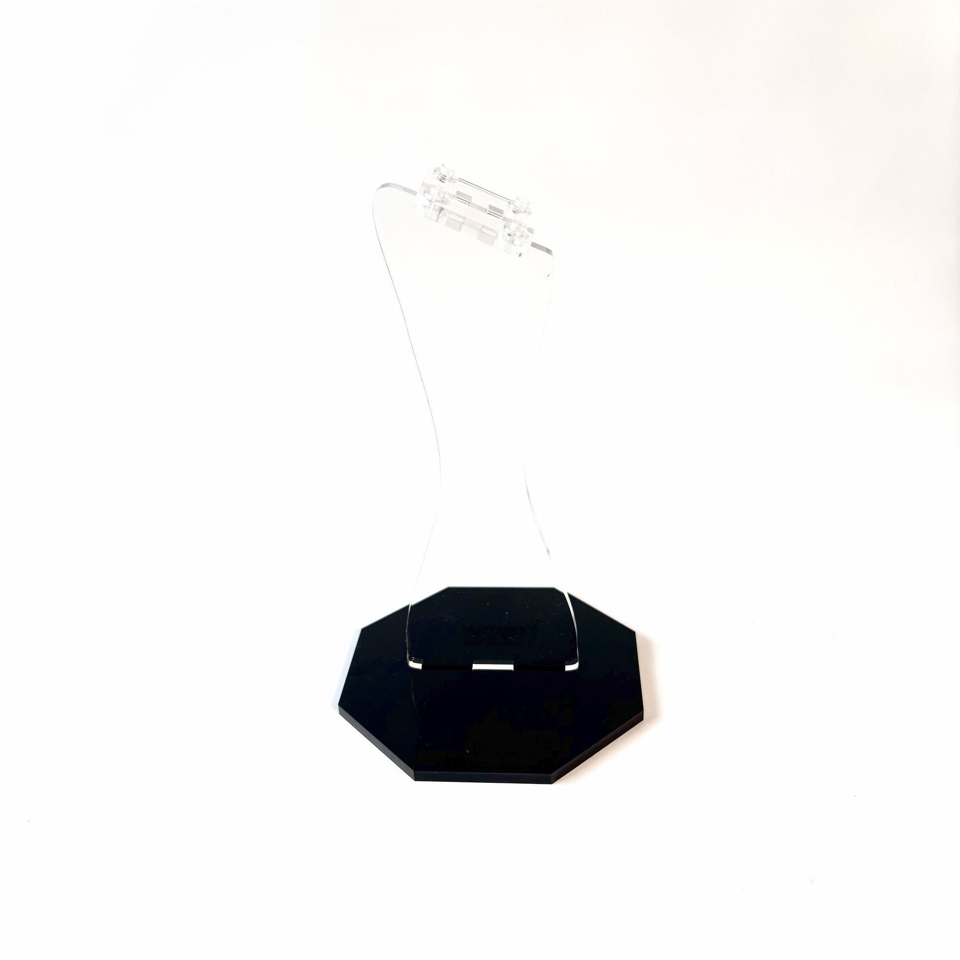 Displaystand til LEGO® biler, fly og rumskibe – vælg mellem lige eller skrå (25°) top samt plader på 67x67 mm og 35x35 mm.
