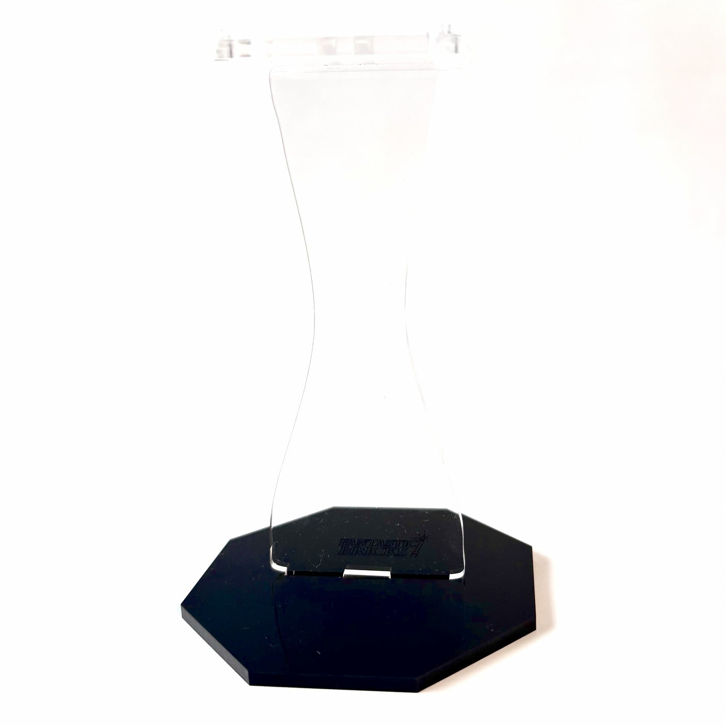 Displaystand til LEGO® biler, fly og rumskibe – vælg mellem lige eller skrå (25°) top samt plader på 67x67 mm og 35x35 mm.