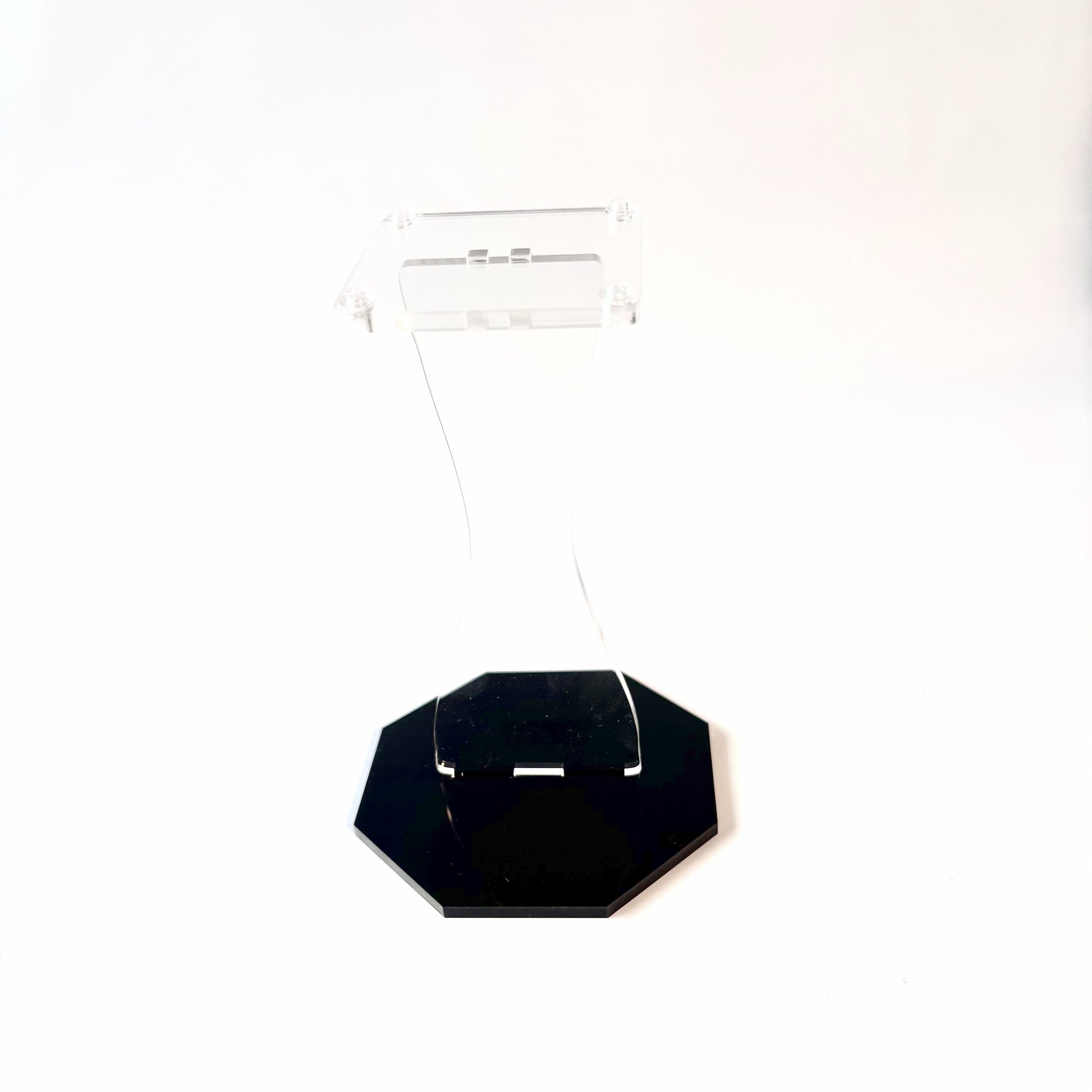 Displaystand til LEGO® biler, fly og rumskibe – vælg mellem lige eller skrå (25°) top samt plader på 67x67 mm og 35x35 mm.