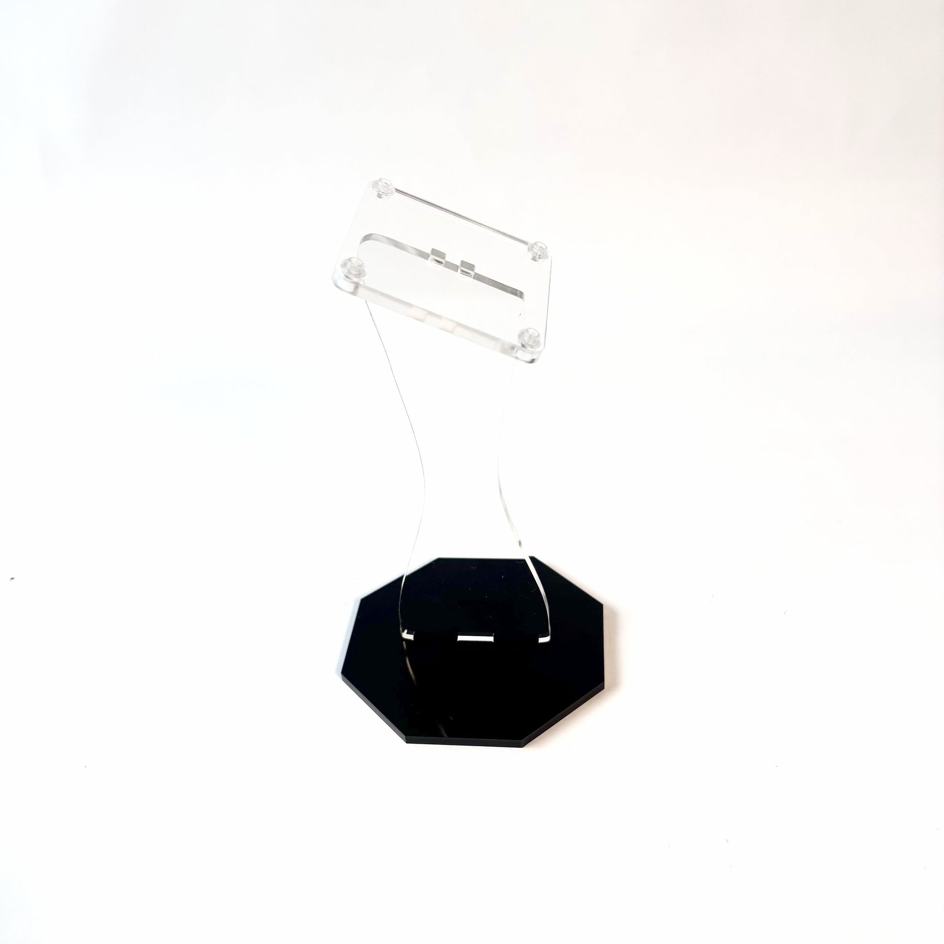Displaystand til LEGO® biler, fly og rumskibe – vælg mellem lige eller skrå (25°) top samt plader på 67x67 mm og 35x35 mm.