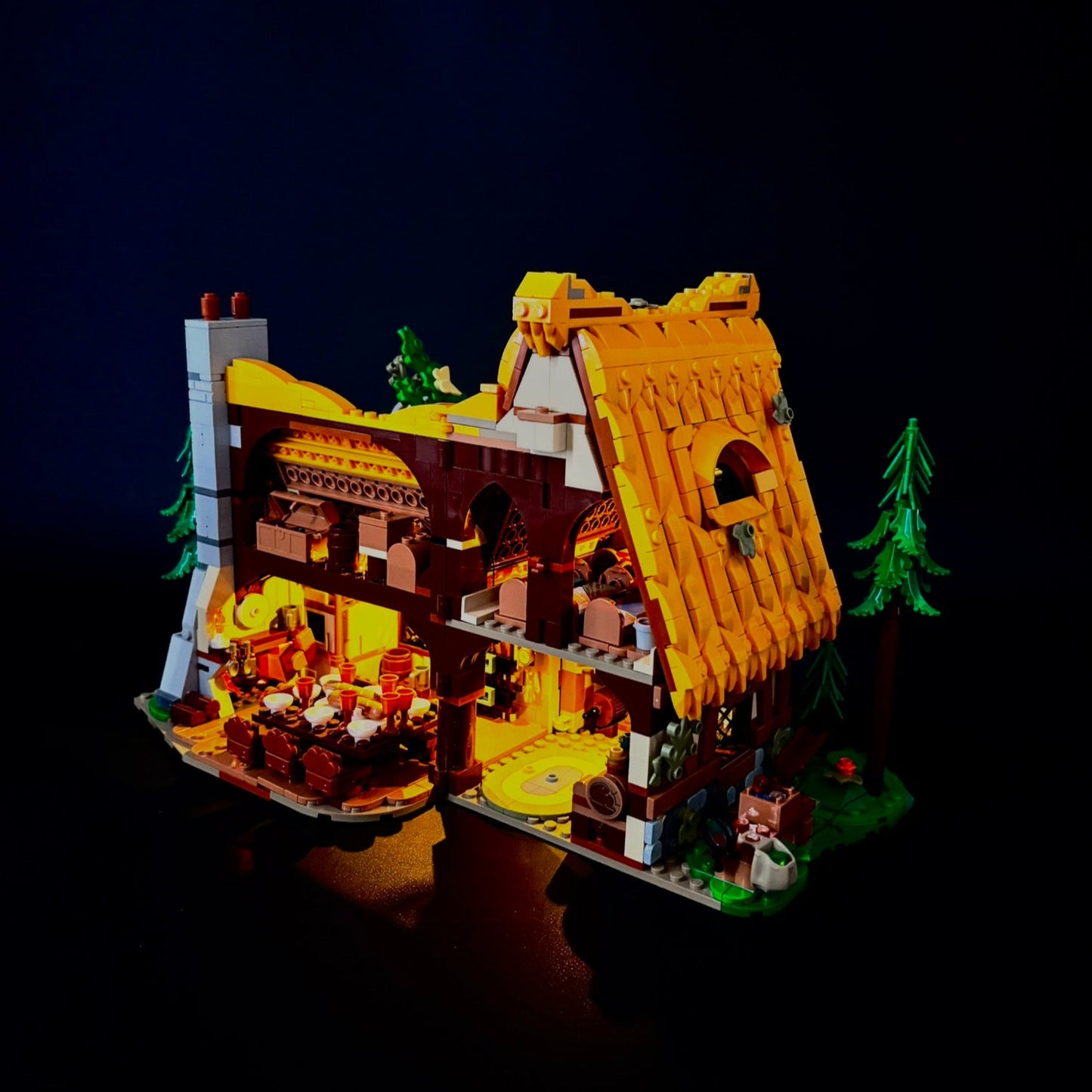 Lyssæt til LEGO® Disney: Snehvide og de syv små dværges hytte™ (43179) med varme LED-lys og eventyrstemning