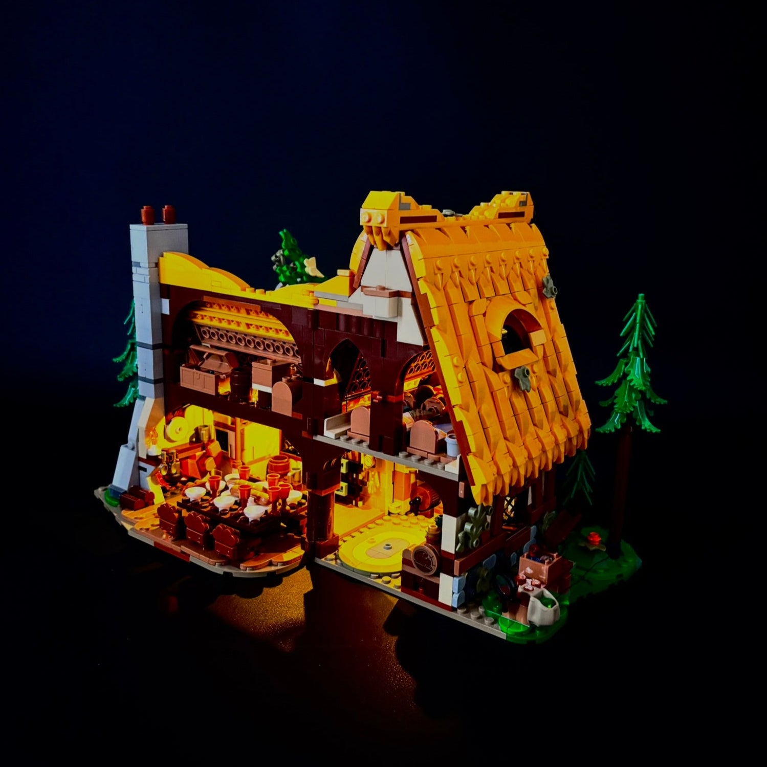 Lyssæt til LEGO® Disney: Snehvide og de syv små dværges hytte™ (43179) med varme LED-lys og eventyrstemning