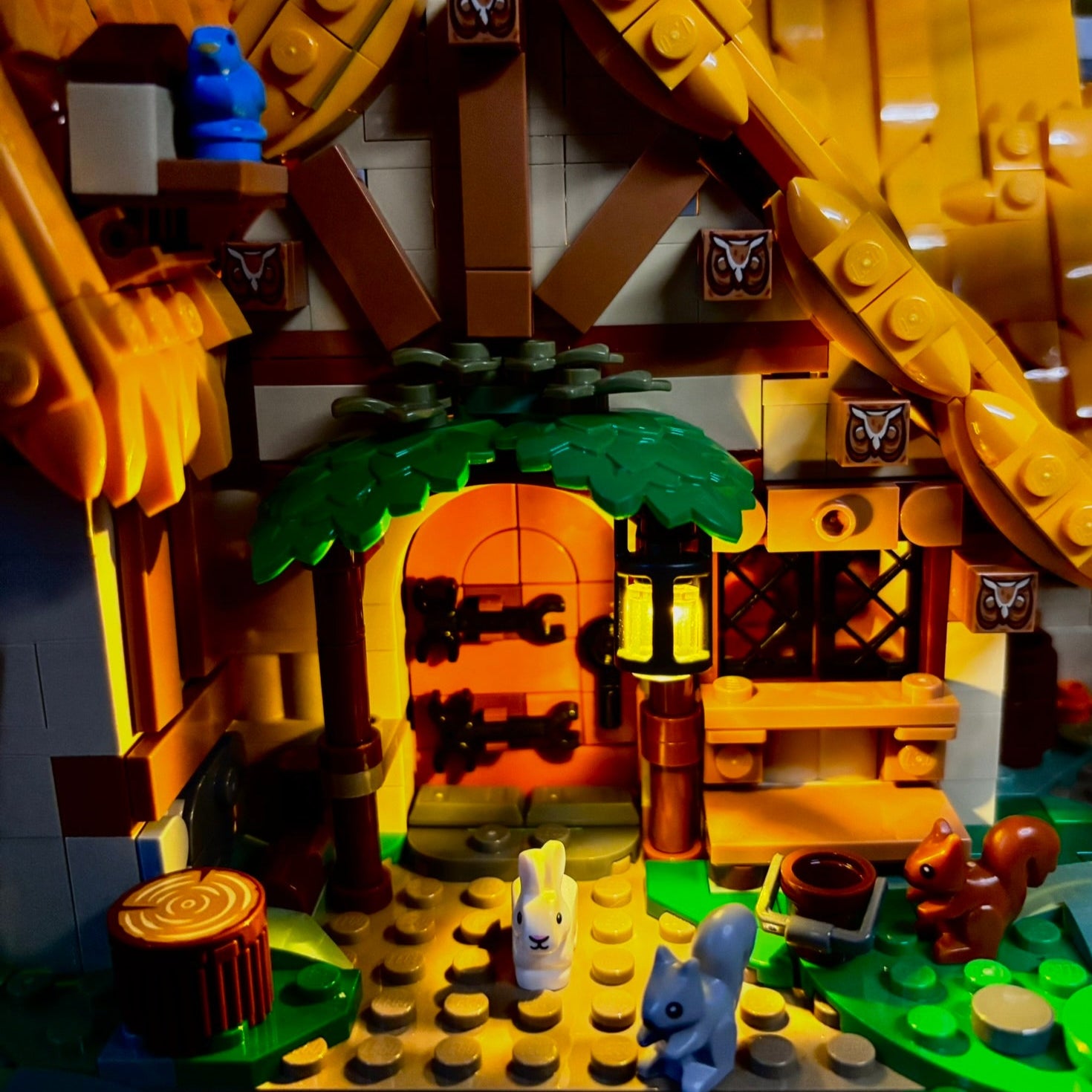 Lyssæt til LEGO® Disney: Snehvide og de syv små dværges hytte™ (43179) med varme LED-lys og eventyrstemning