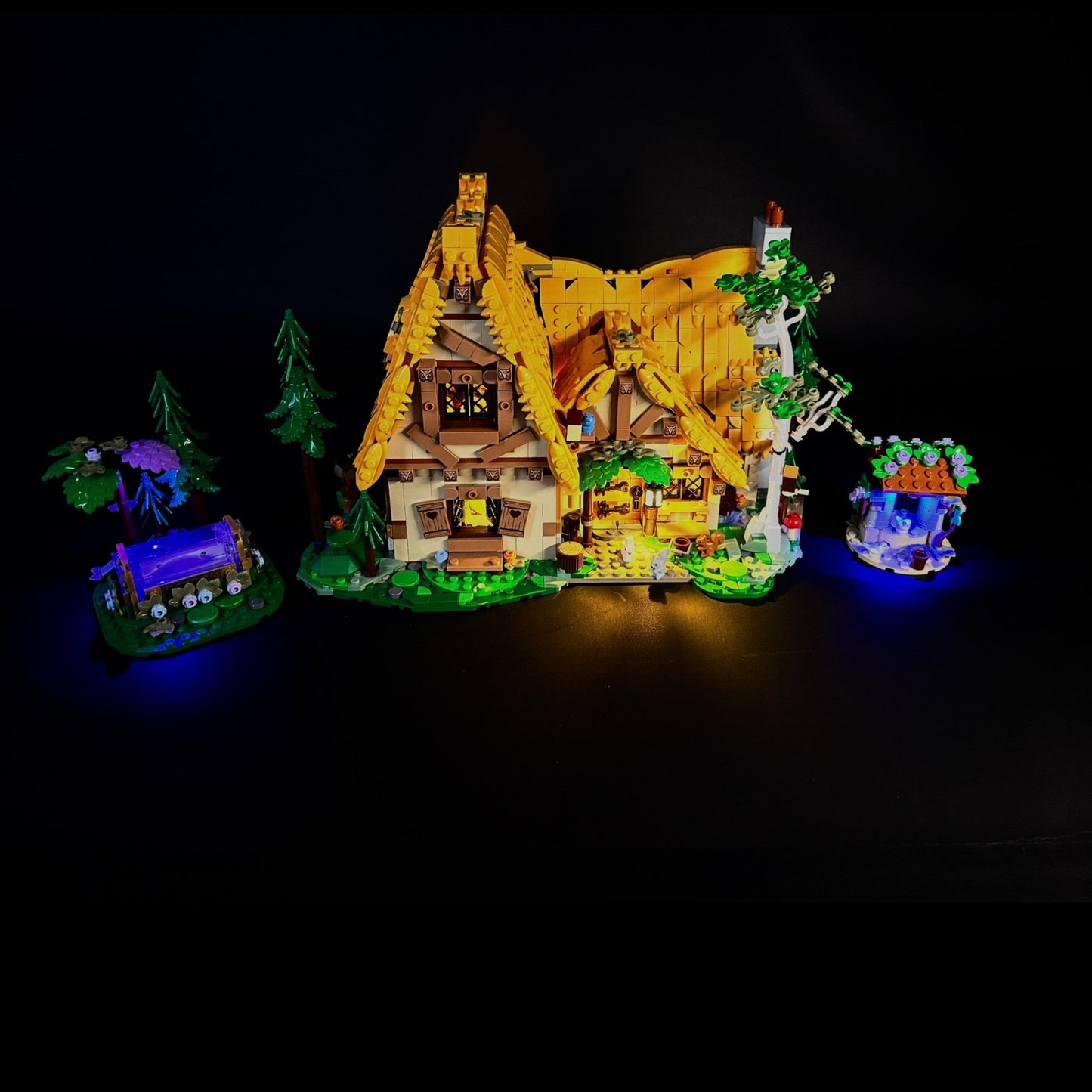 Lyssæt til LEGO® Disney: Snehvide og de syv små dværges hytte™ (43179) med varme LED-lys og eventyrstemning