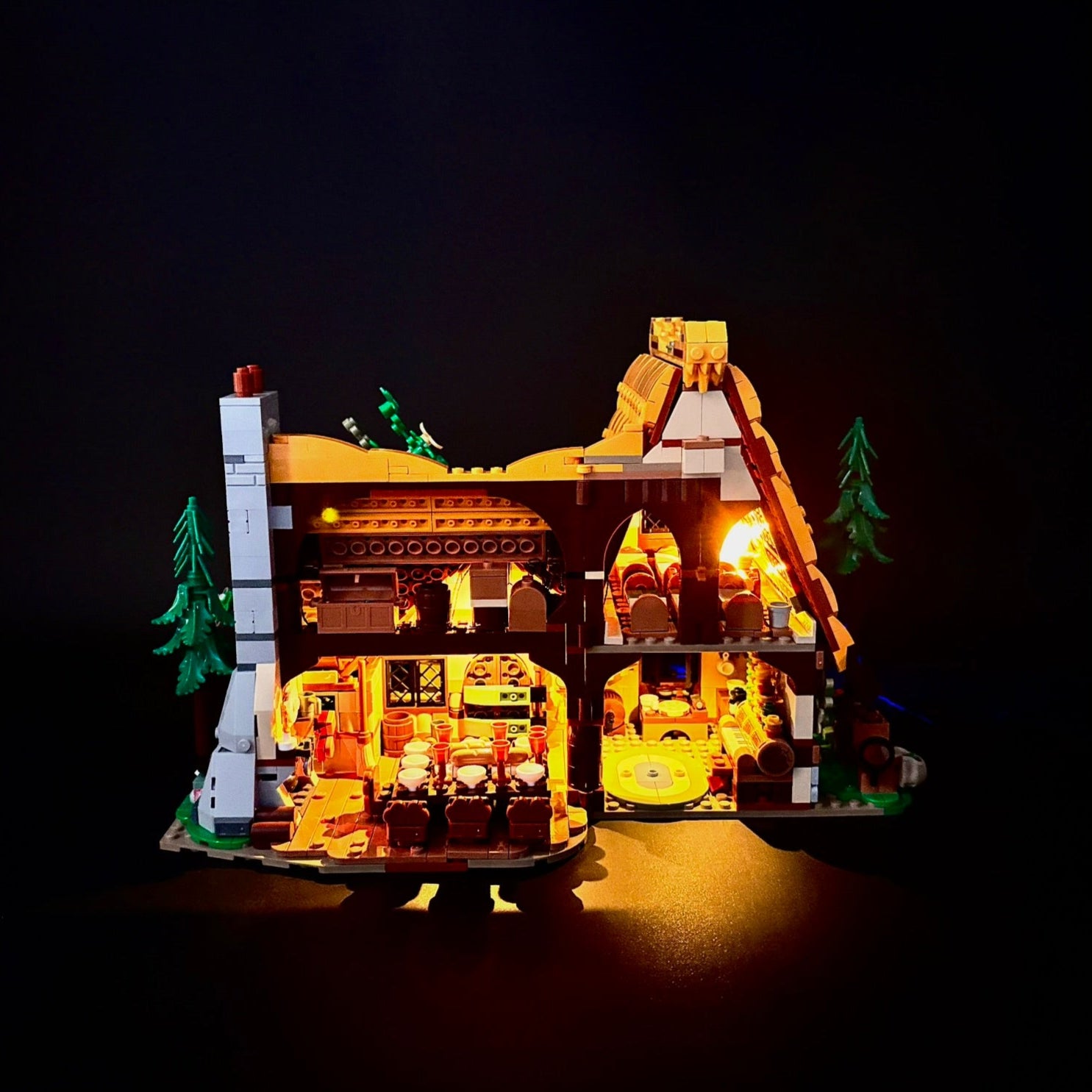 Lyssæt til LEGO® Disney: Snehvide og de syv små dværges hytte™ (43179) med varme LED-lys og eventyrstemning