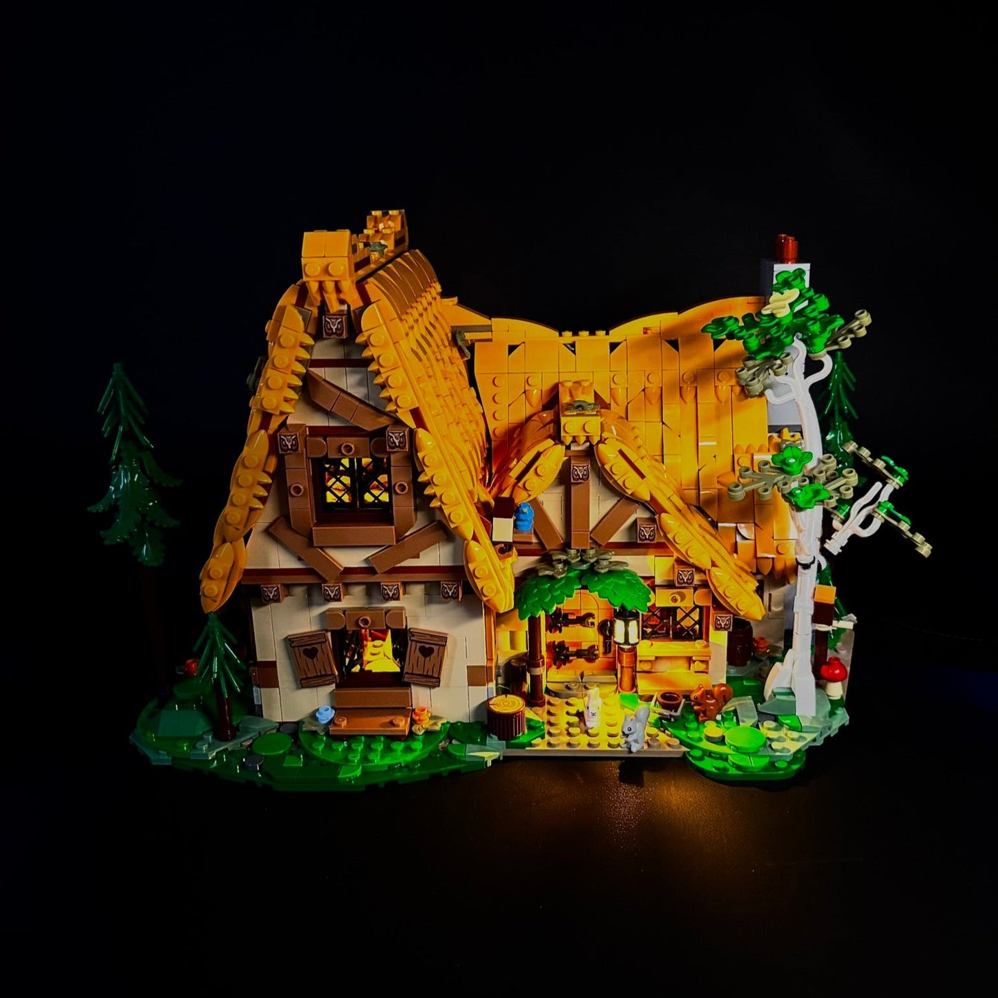 Lyssæt til LEGO® Disney: Snehvide og de syv små dværges hytte™ (43179) med varme LED-lys og eventyrstemning