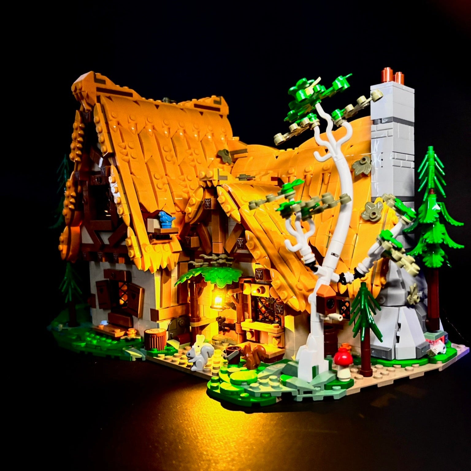 Lyssæt til LEGO® Disney: Snehvide og de syv små dværges hytte™ (43179) med varme LED-lys og eventyrstemning