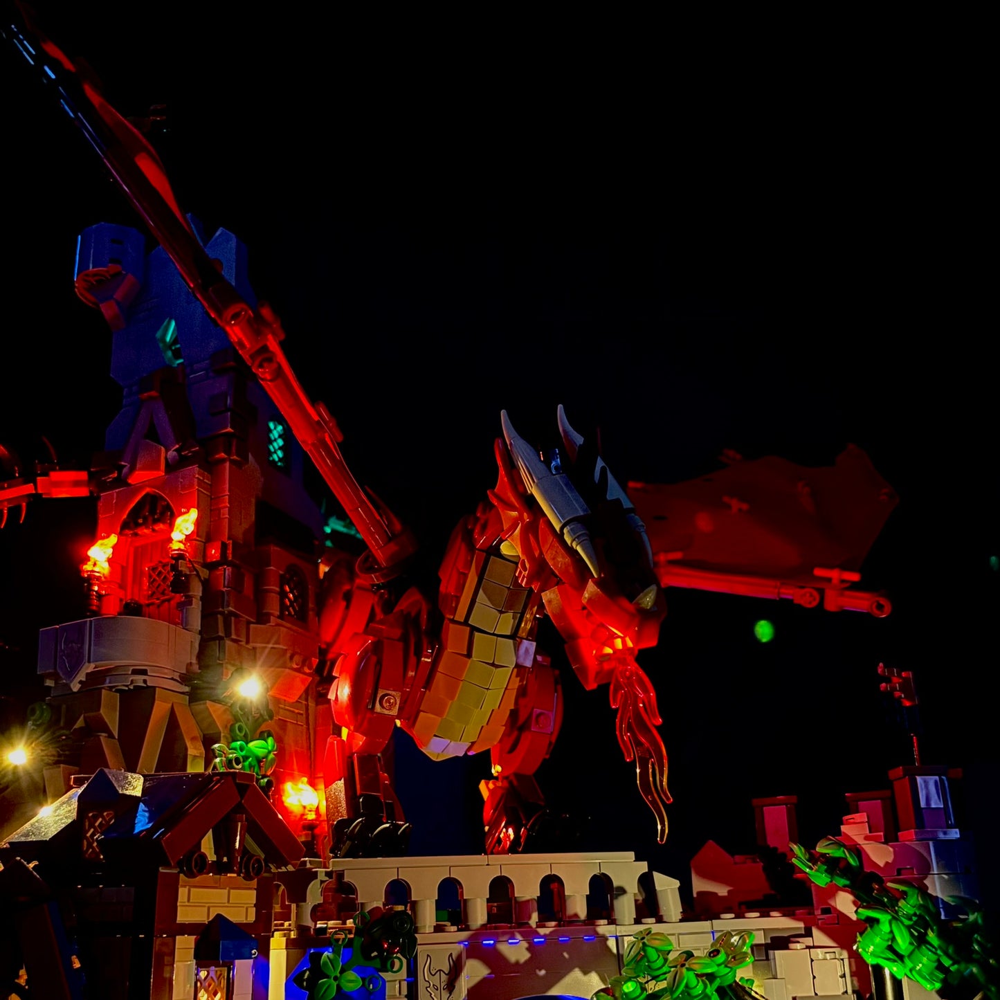 Lyskit til LEGO® Dungeons & Dragons™ Den røde drages fortælling (40658) med magiske LED-lys og flammeeffekter