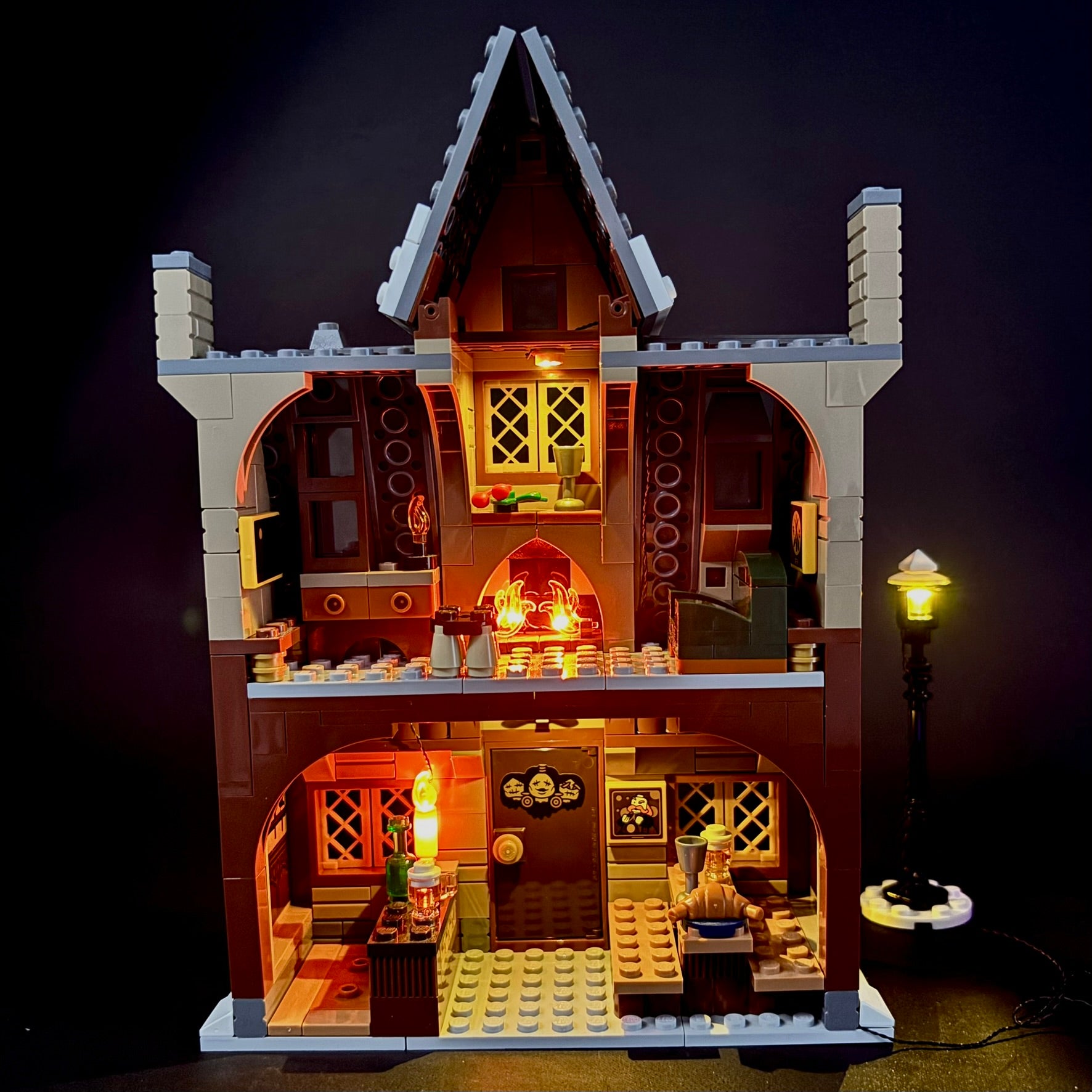 Lyssæt til LEGO® Harry Potter™ Hogsmeade™ (76388) med farverige LED-lys og vinterlig stemning