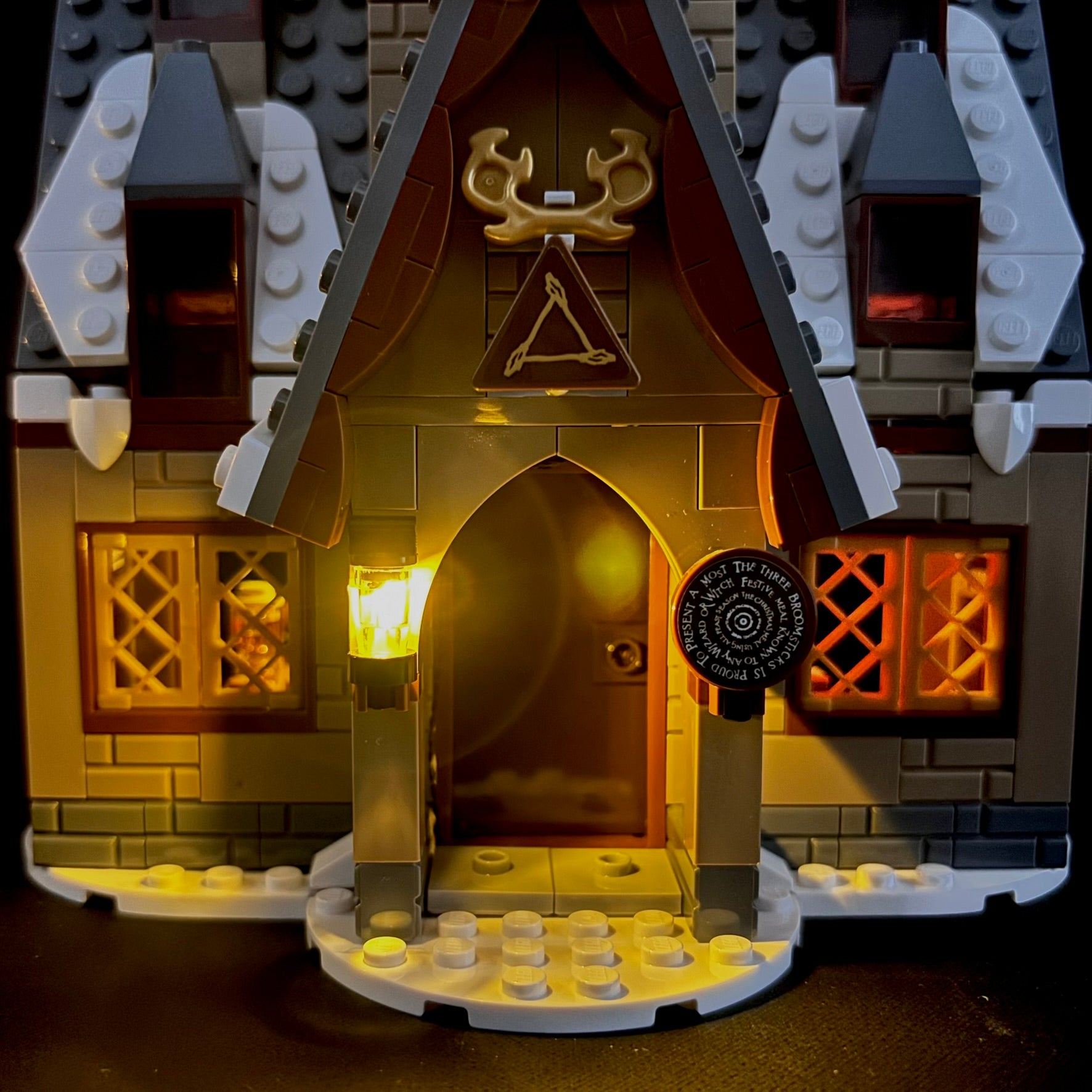 Lyssæt til LEGO® Harry Potter™ Hogsmeade™ (76388) med farverige LED-lys og vinterlig stemning
