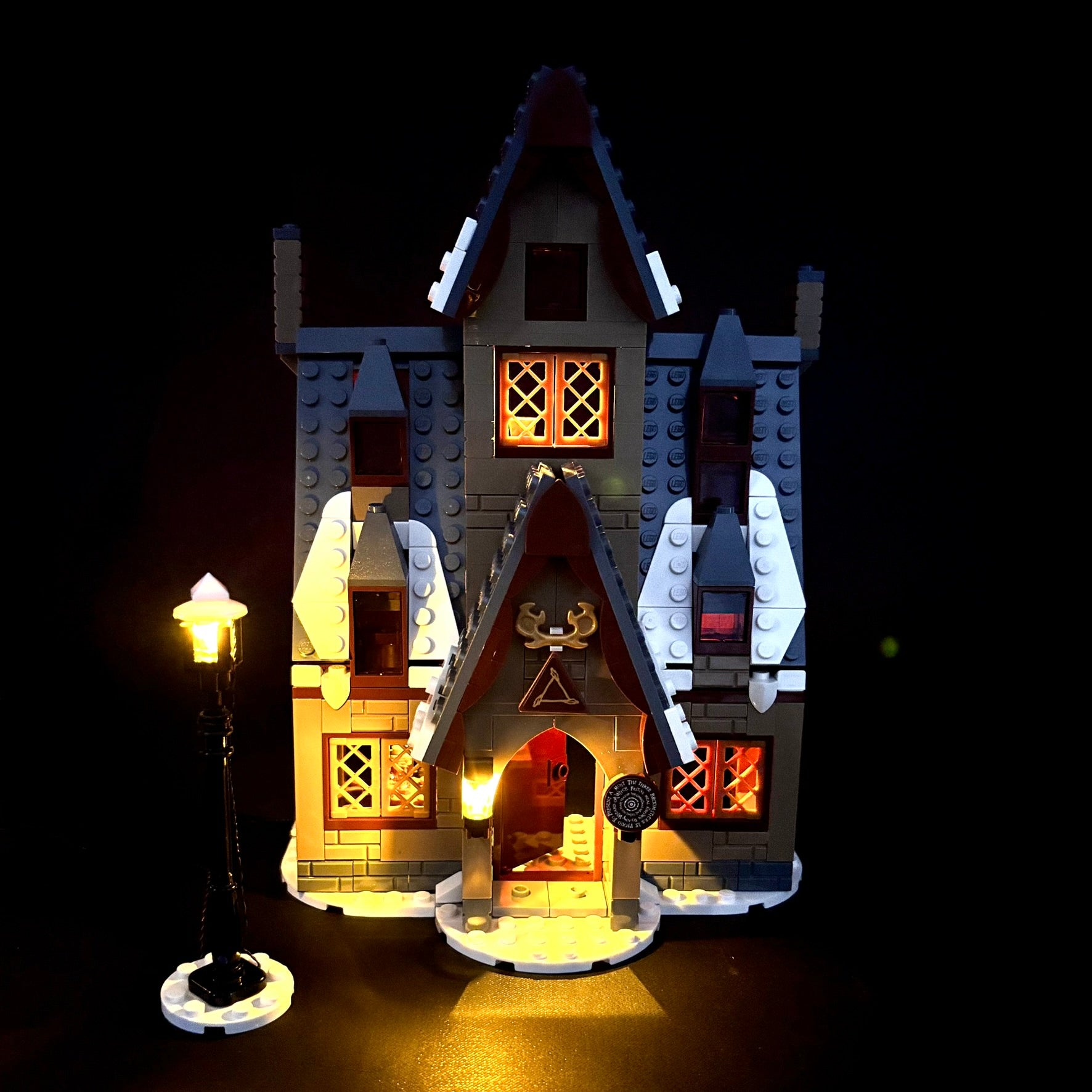 Lyssæt til LEGO® Harry Potter™ Hogsmeade™ (76388) med farverige LED-lys og vinterlig stemning