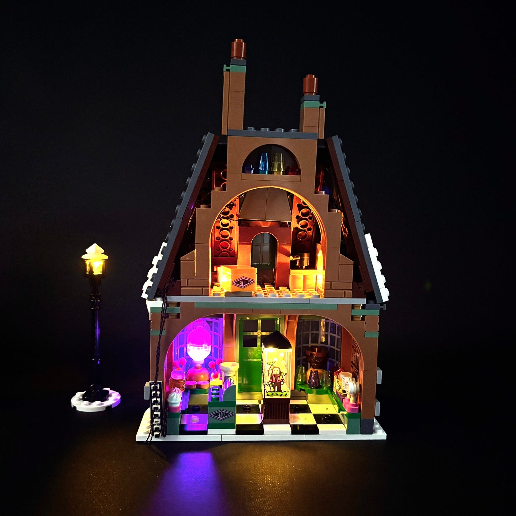 Lyssæt til LEGO® Harry Potter™ Hogsmeade™ (76388) med farverige LED-lys og vinterlig stemning