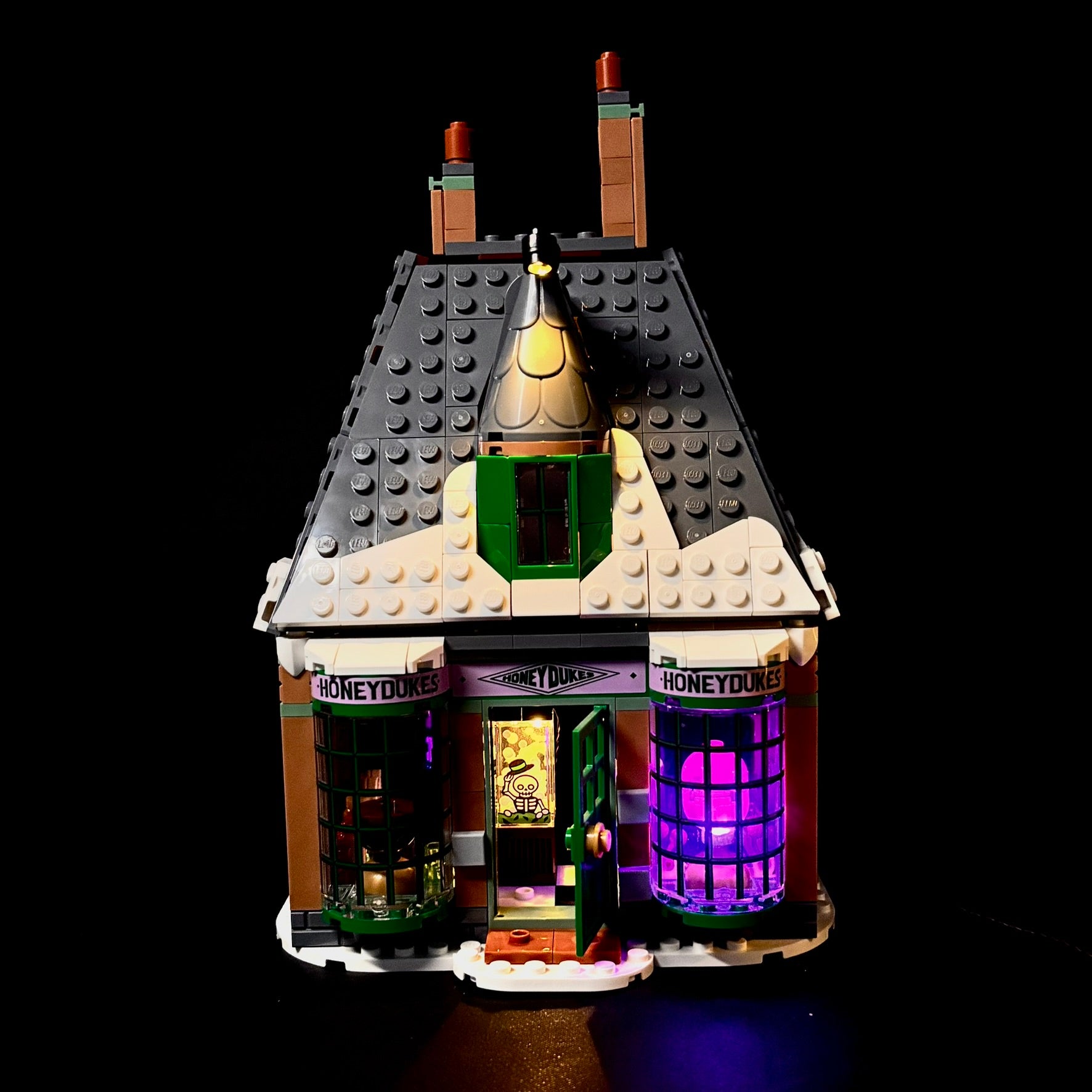 Lyssæt til LEGO® Harry Potter™ Hogsmeade™ (76388) med farverige LED-lys og vinterlig stemning