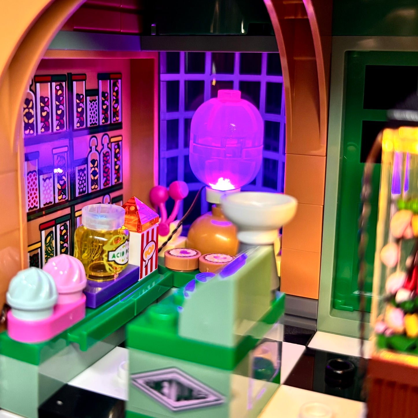 Lyssæt til LEGO® Harry Potter™ Hogsmeade™ (76388) med farverige LED-lys og vinterlig stemning