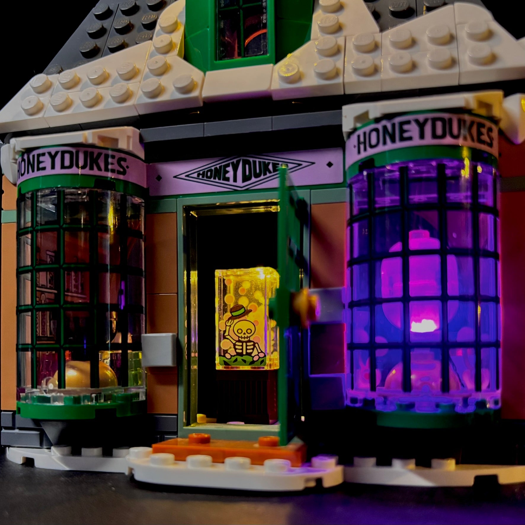 Lyssæt til LEGO® Harry Potter™ Hogsmeade™ (76388) med farverige LED-lys og vinterlig stemning