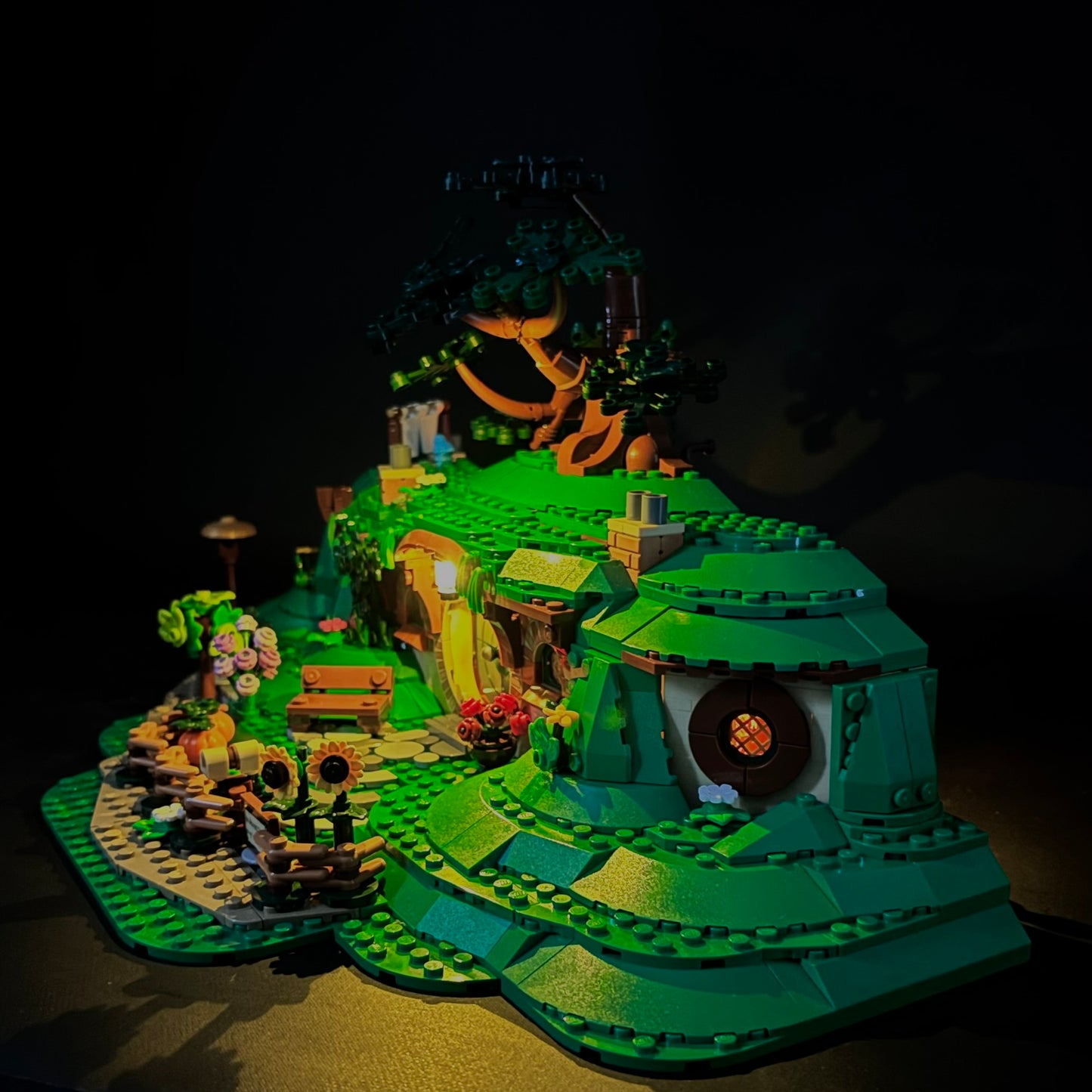 Lyssæt til LEGO® Ringenes Herre™ Herredet™ (10354) med farverige LED-lys og hyggelig hobbitstemning