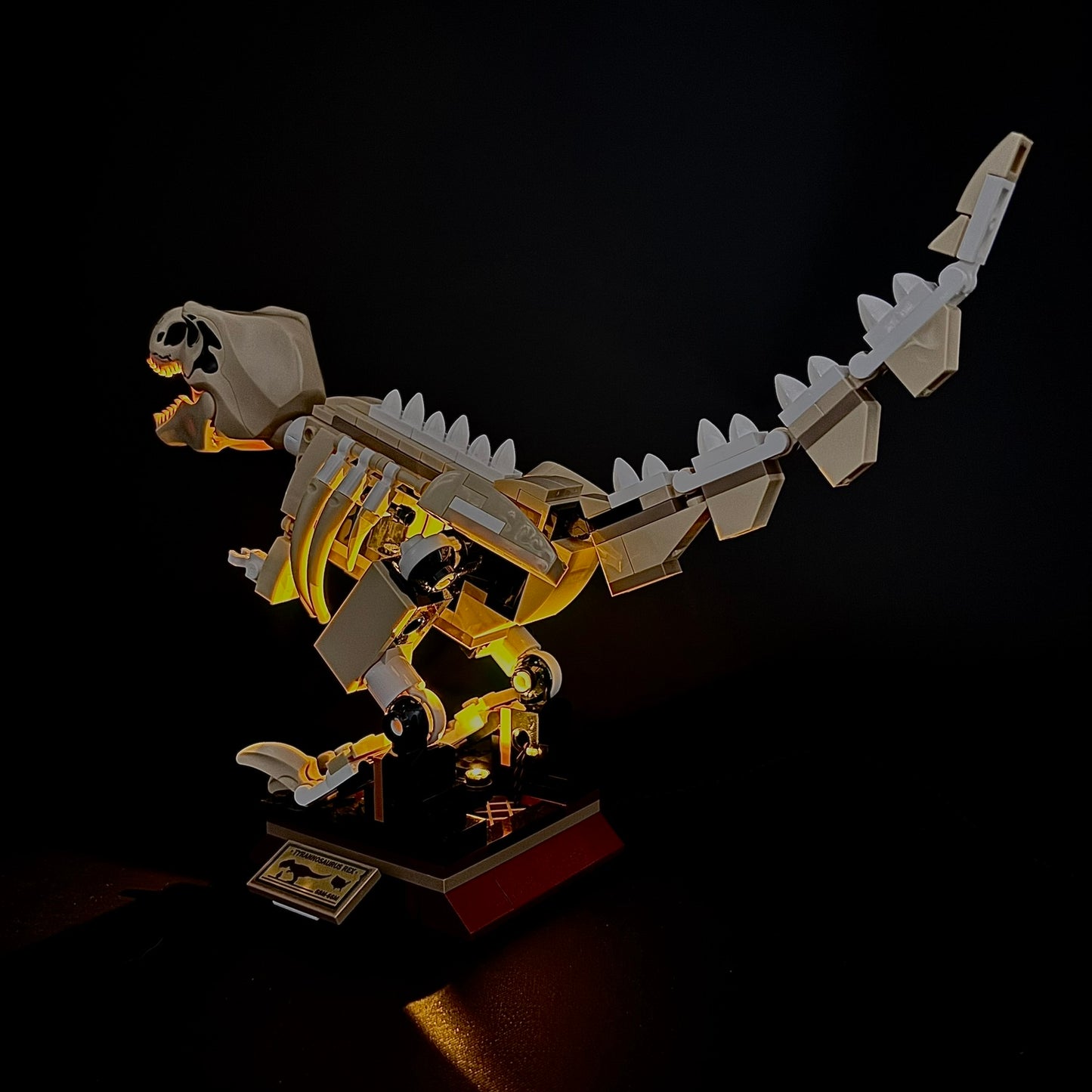 Lyssæt til LEGO® T. rex-dinosaurudstilling (76940) med farverige LED-lys og dramatik