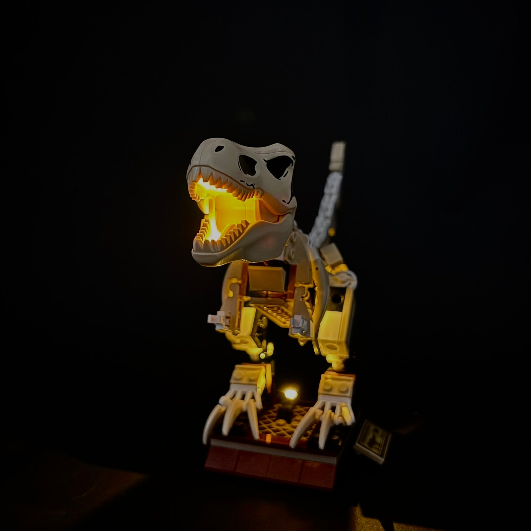 Lyssæt til LEGO® T. rex-dinosaurudstilling (76940) med farverige LED-lys og dramatik