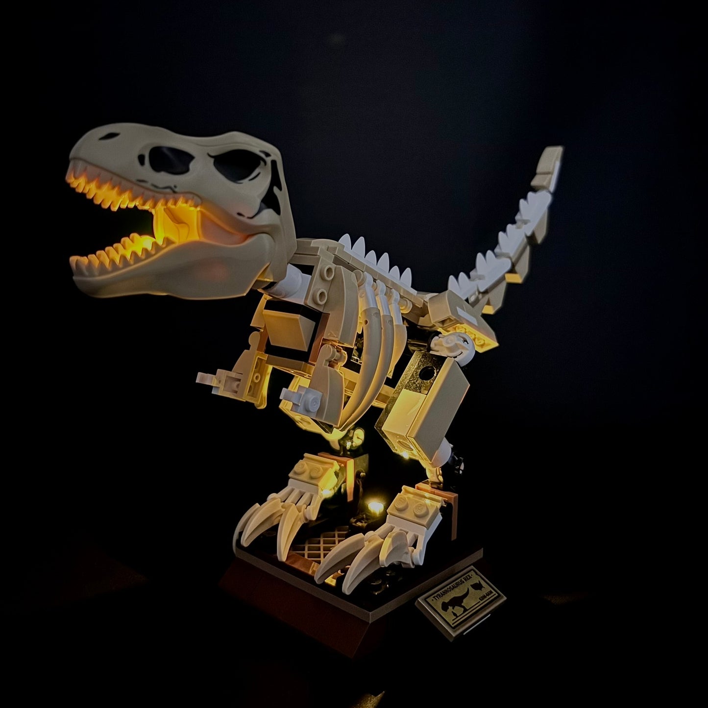 Lyssæt til LEGO® T. rex-dinosaurudstilling (76940) med farverige LED-lys og dramatik