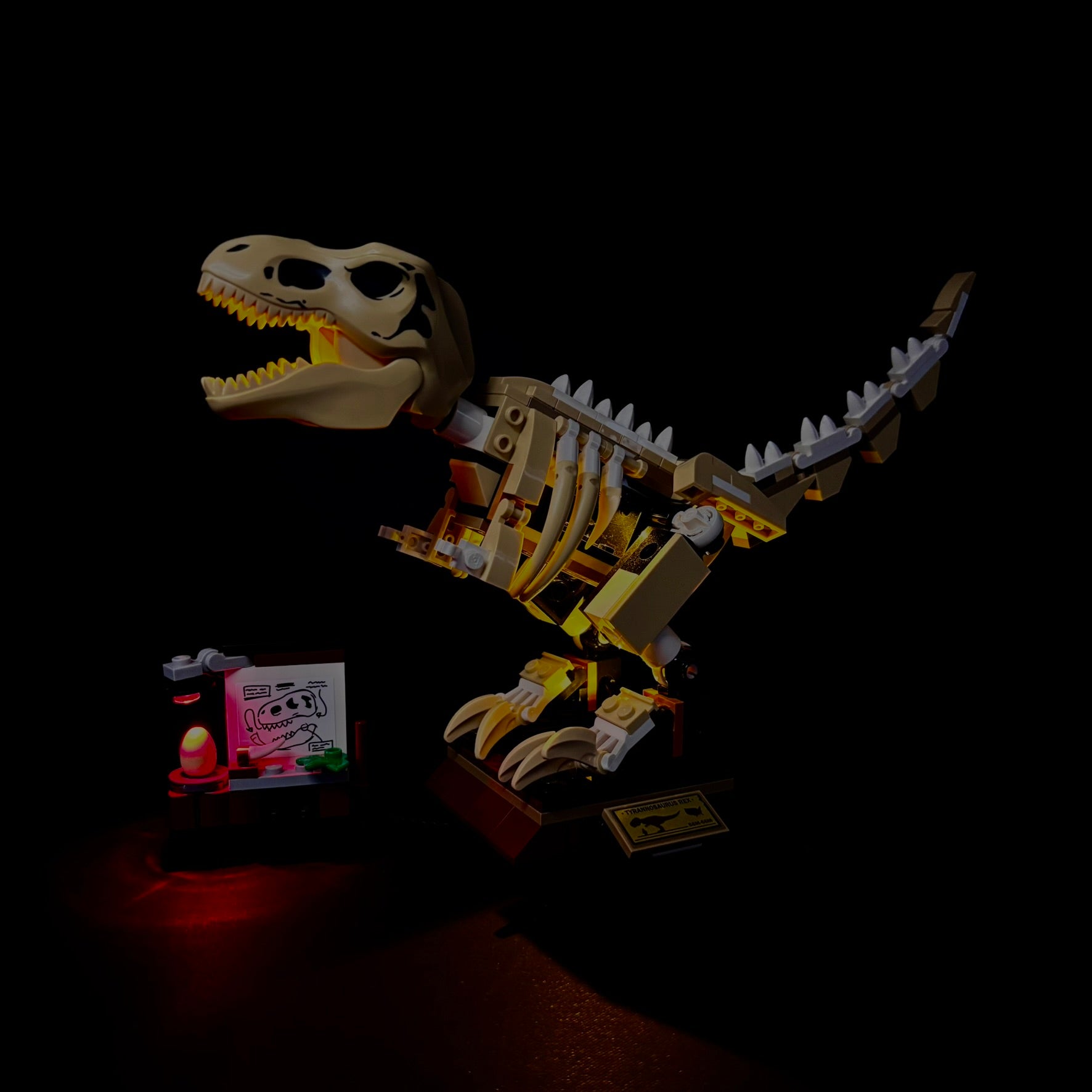 Lyssæt til LEGO® T. rex-dinosaurudstilling (76940) med farverige LED-lys og dramatik