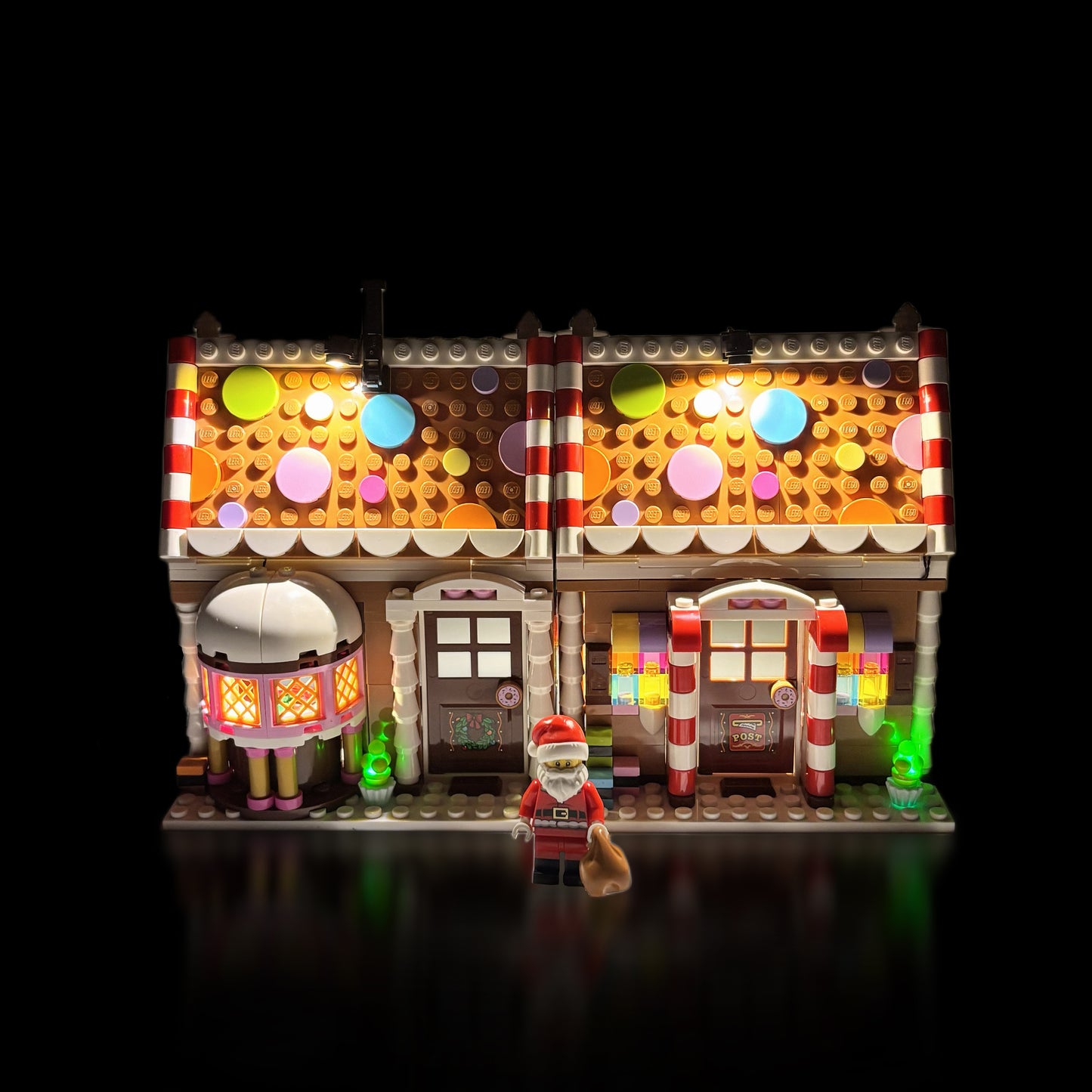 Lyskit til LEGO® 40809 Festive Gingerbread House, der fremhæver de søde og julede detaljer med varme LED-lys.