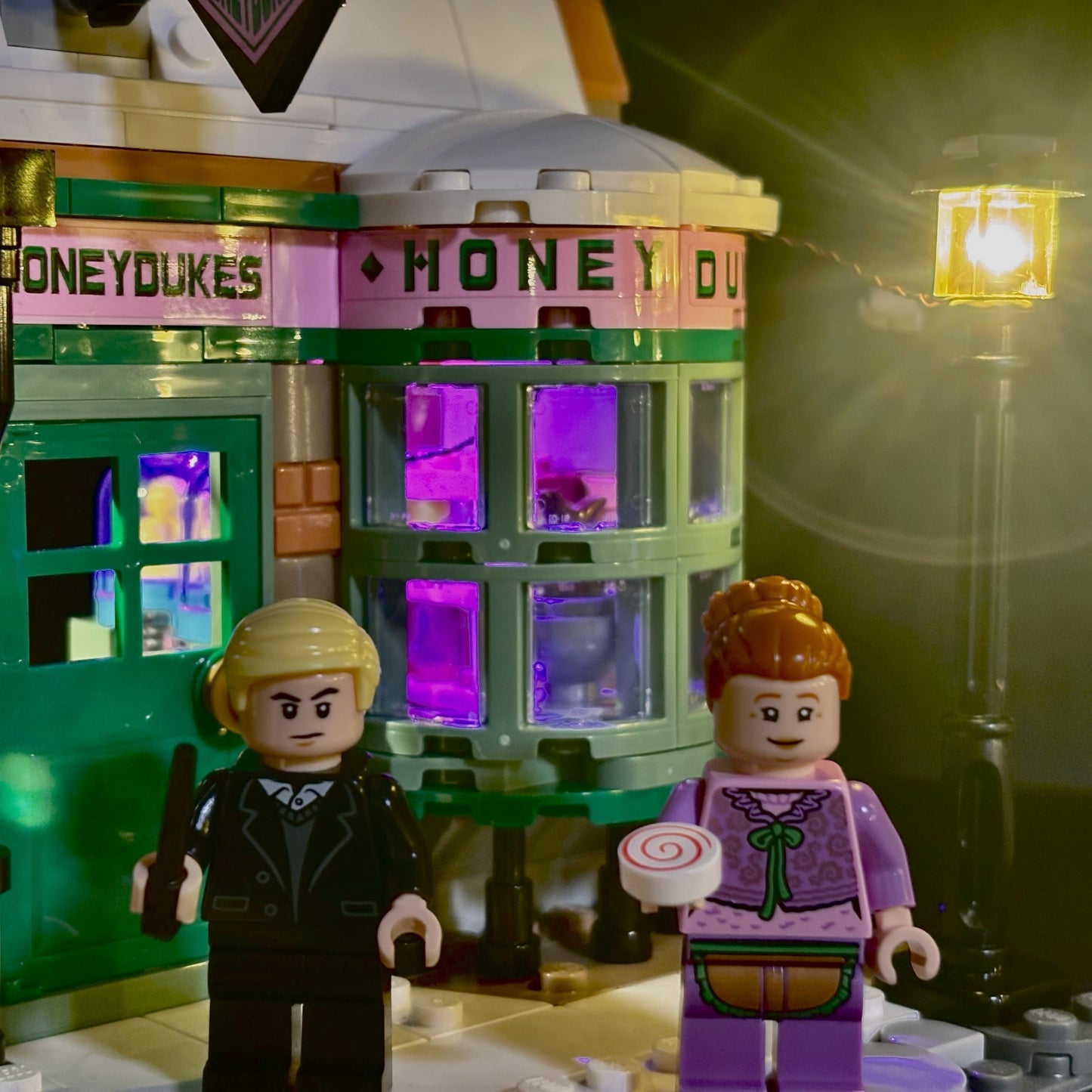 Lyskit til LEGOÂŽ Harry Potter⢠Hogsmeade Collectors Edition (76457) â 33 LED-lys fremhĂŚver De Tre Koste⢠og Honeydukesâ˘