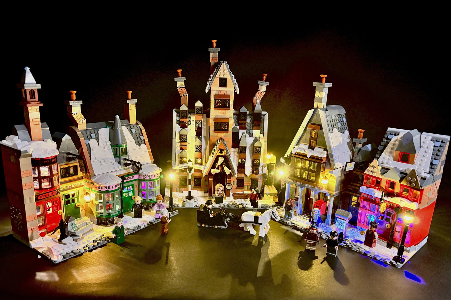 Lyskit til LEGOÂŽ Harry Potter⢠Hogsmeade Collectors Edition (76457) â 33 LED-lys fremhĂŚver De Tre Koste⢠og Honeydukesâ˘