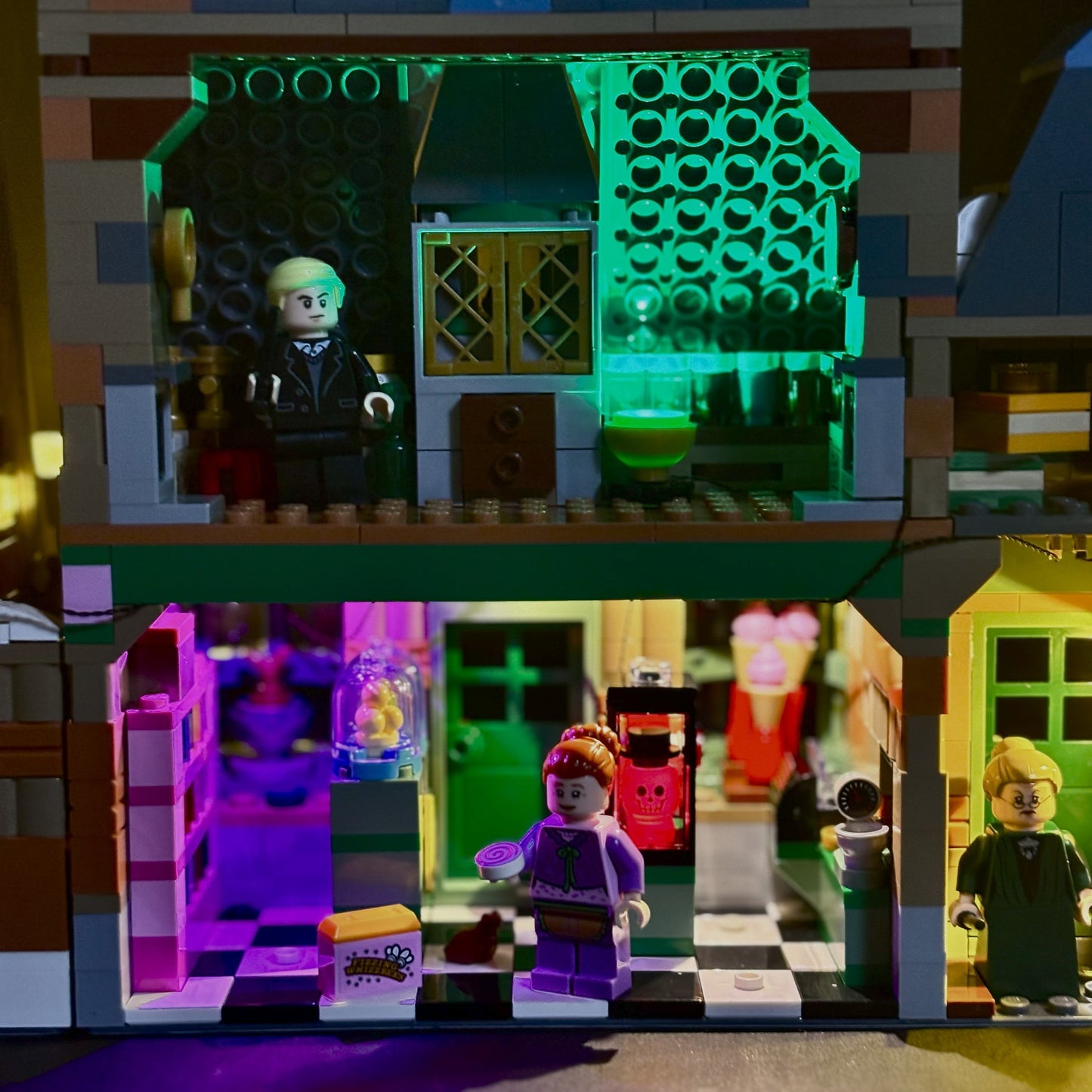 Lyskit til LEGOÂŽ Harry Potter⢠Hogsmeade Collectors Edition (76457) â 33 LED-lys fremhĂŚver De Tre Koste⢠og Honeydukesâ˘